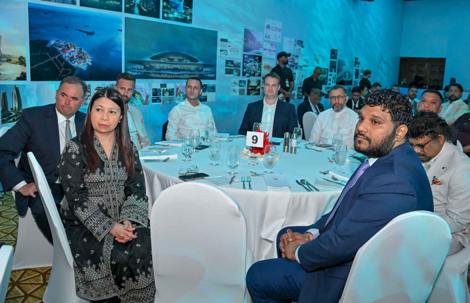 ދިވެހި ސަރުކާރާއި އެމްބީއެސް ގްލޯބަލްއާ ދެމެދު މޯލްޑިވްސް އިންޓަނޭޝަނަލް ފައިނޭންޝަލް ސެންޓަރު ގާއިމުކުރުމުގެ އެއްބަސްވުމުގައި ސޮއިކުރުމަށް ބޭއްވި ރަސްމިއްޔާތުގައި ބައިވެރިވެވަޑައިގެންނެވި ބައެއް ބޭފުޅުން.--- ފޮޓޯ: ރައީސް އޮފީސް