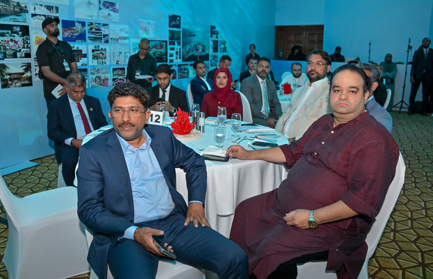 ދިވެހި ސަރުކާރާއި އެމްބީއެސް ގްލޯބަލްއާ ދެމެދު މޯލްޑިވްސް އިންޓަނޭޝަނަލް ފައިނޭންޝަލް ސެންޓަރު ގާއިމުކުރުމުގެ އެއްބަސްވުމުގައި ސޮއިކުރުމަށް ބޭއްވި ރަސްމިއްޔާތުގައި ބޭރުގެ ބައެއް މެހުމާނުން ބައިވެރިވެވަޑައިގަންނަވަނީ.--- ފޮޓޯ: ރައީސް އޮފީސް