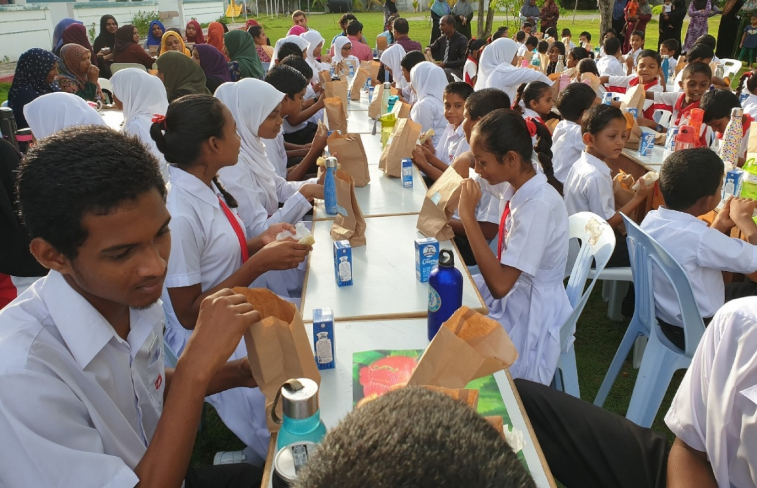 އއ. މާޅޮހު ސްކޫލުގެ ދަރިވަރުންތަކެއް ސްކޫލުގައި ނާސްތާ ނަގަނީ.--