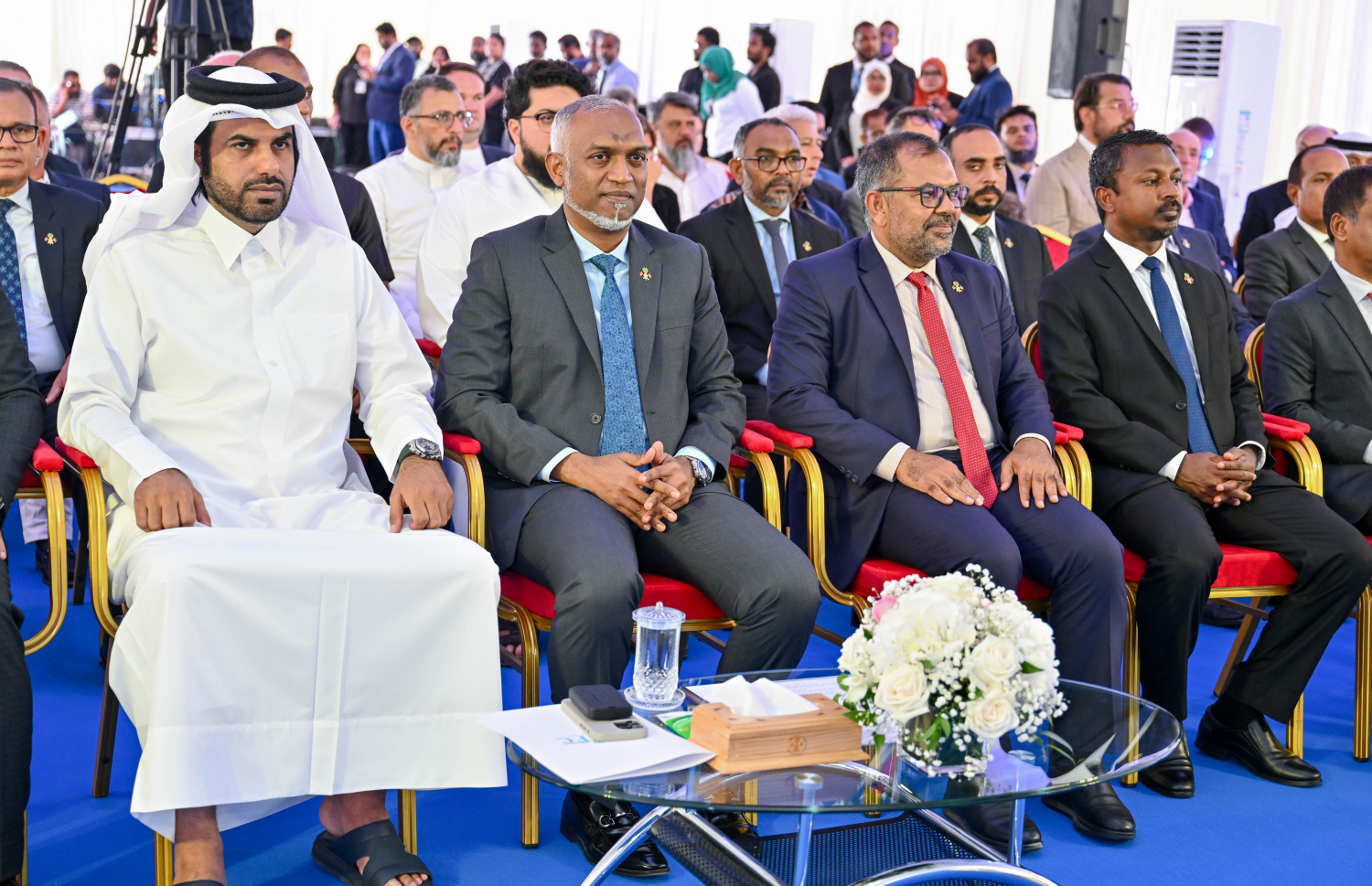 މޯލްޑިވްސް އިންޓަނޭޝަނަލް ފައިނޭންޝަލް ސެންޓަރުގެ ބިންގާ އެޅުމުގެ ރަސްމިއްޔާތުގައި ރައީސް މުއިއްޒާއި ފިނޭންސް މިނިސްޓަރު ޒަމީރު އަދި  އެމްބީއެސް ގްލޯބަލް އިންވެސްޓްމަންޓްސްގެ ވެރިން ބައިވެރިވެވަޑައިގަންނަވަނީ.