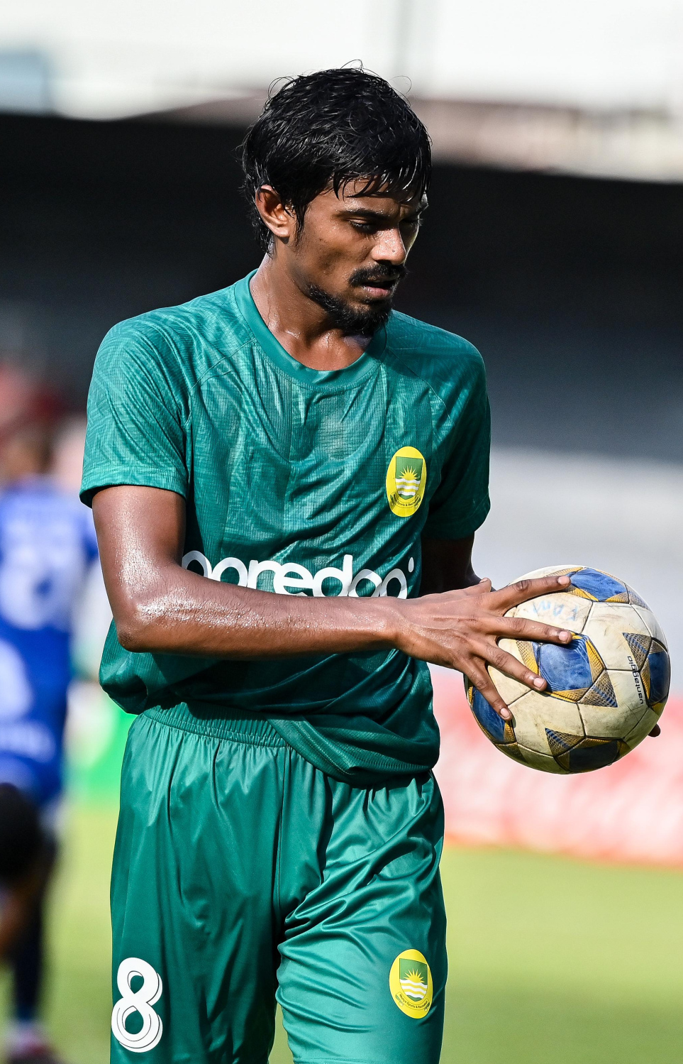 ލީގު ކަޕްގައި މާޒިޔަގެ އައިސަމް އިބްރާހިމް ބޯޅައިގައި ހިފަހައްޓާލައިގެން --- ފޮޓޯ: ފަޔާޒު މޫސާ