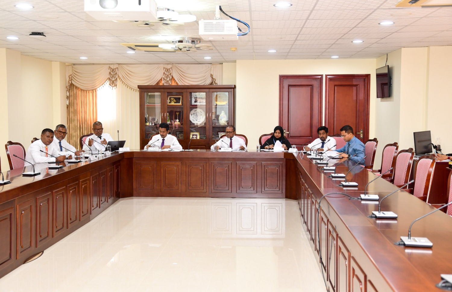 މަޖިލީހުގެ މިއަދު ކޮމެޓީގައި މެމްބަރުންތަކެއް ބައިވެރިވެވަޑައިގަންނަވަނީ.-- ފޮޓޯ: މަޖިލިސް