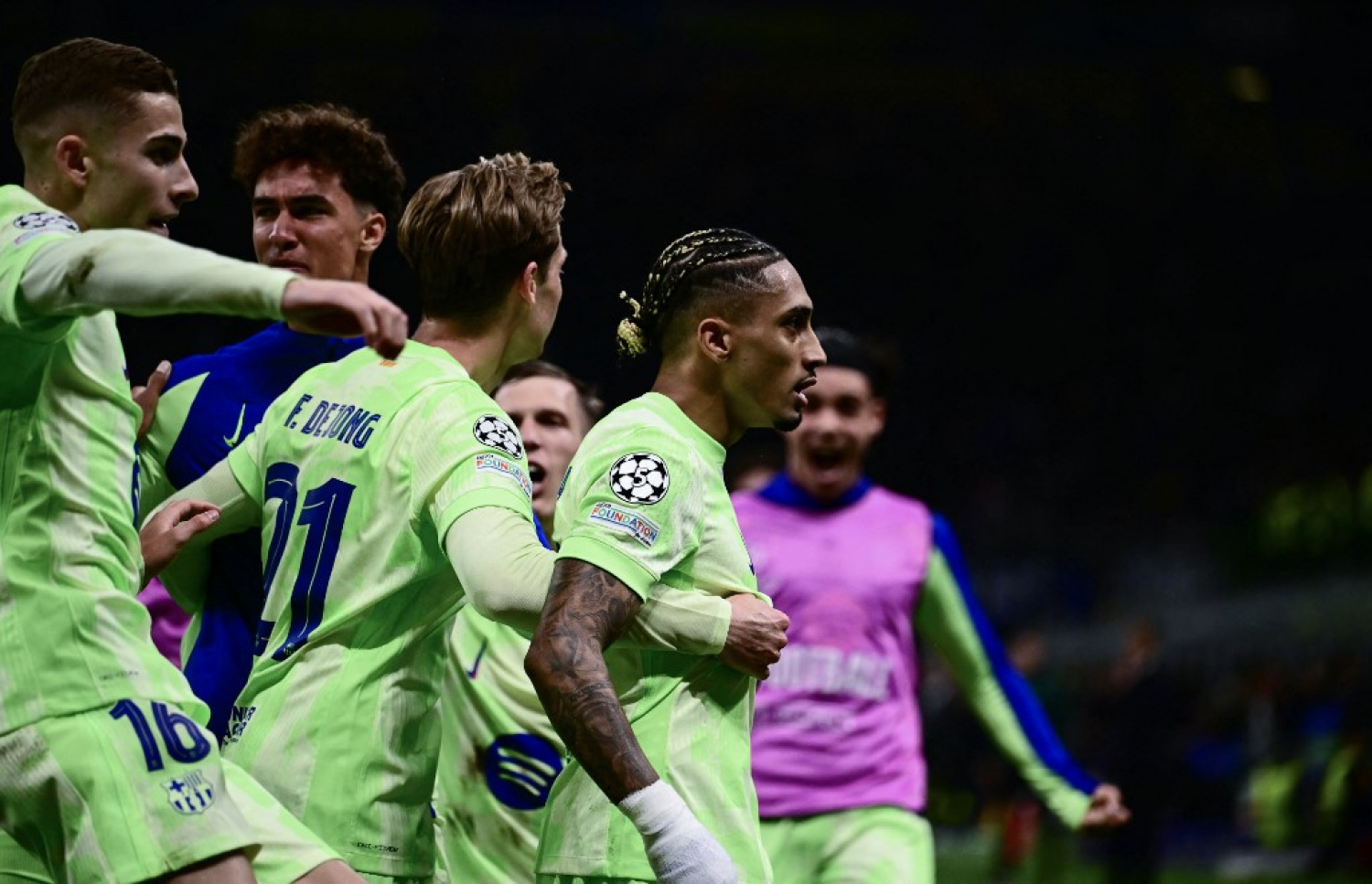 ބާސާގެ ކުޅުންތެރިން މެޗުގައި އުފާފާޅު ކުރަނީ