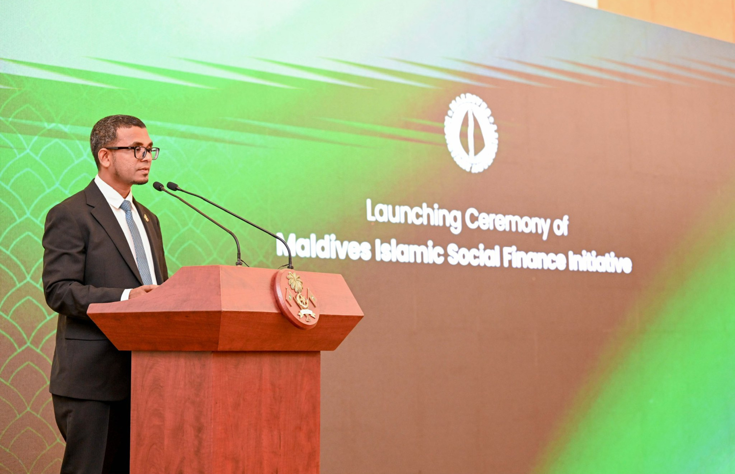 އެމްއެމްއޭ ގަވަރުނަރު މުނައްވަރު ވާހަކަދައްކަވަނީ. އޭނާ ވިދާޅުވީ، އެ ޕްރޮޖެކްޓްގެ ދަށުން މުޖުތަމައުގައި އިގްތިސާދީ ހަމަހަމަކަން އިތުރުކުރެވޭނެ ކަމަށް -- ފޮޓޯ: ރައީސް އޮފީސް