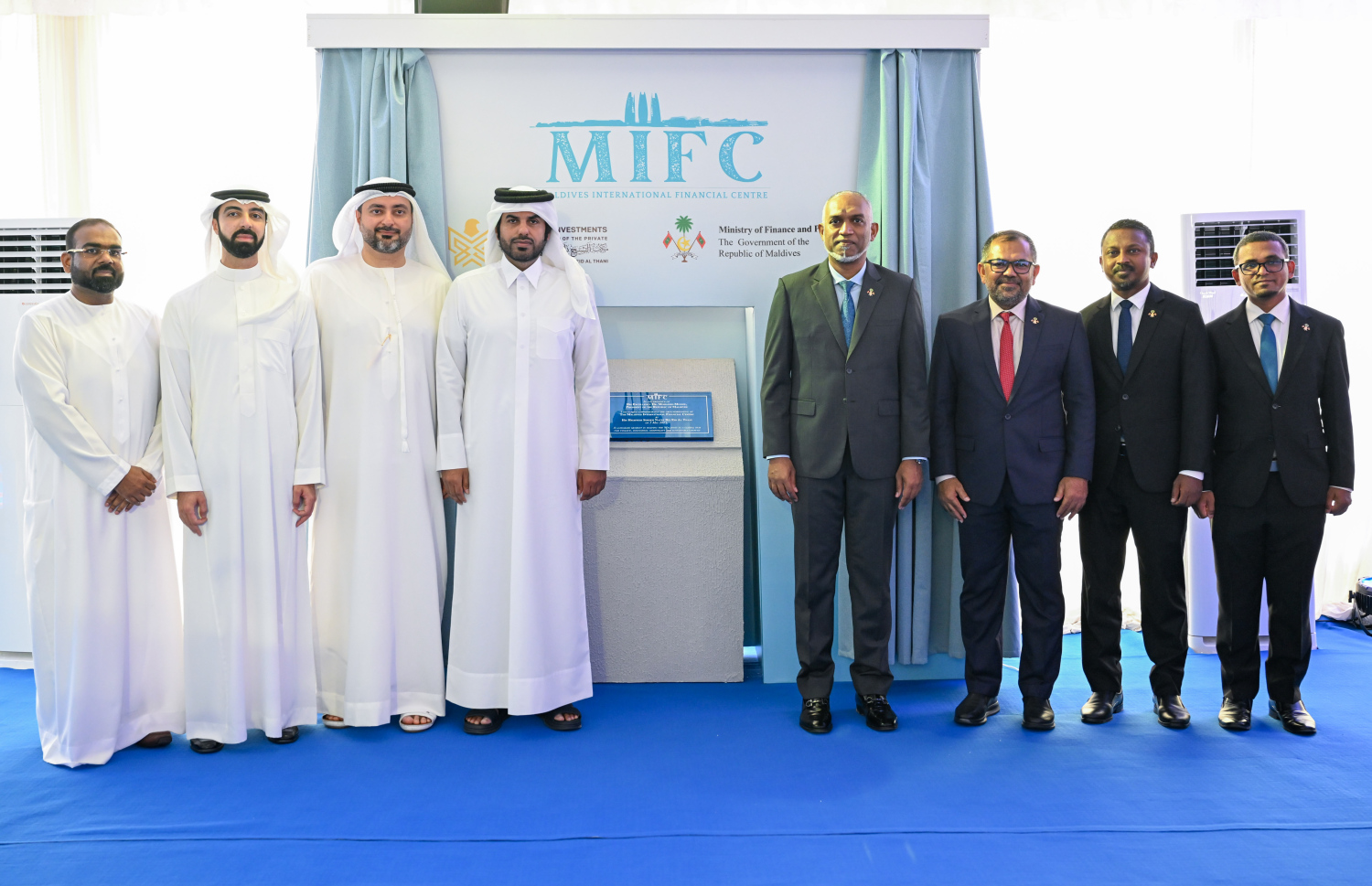 ފައިނޭންޝަލް ސެންޓަރުގެ ބިންގާ އެޅުމުގެ ރަސްމިއްޔާތުގައި އަލްޝަލަން. --ފޮޓޯ: ރައީސް އޮފީސް