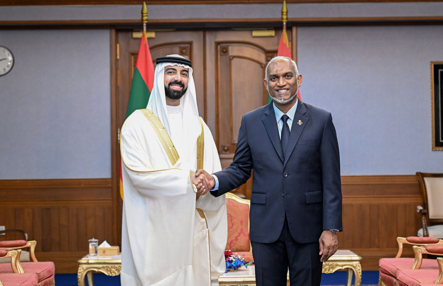 އަލްޝަލަން އާ ރައީސް މުއިއްޒު ބައްދަލުކުރައްވަނީ. --ފޮޓޯ: ރައީސް އޮފީސް