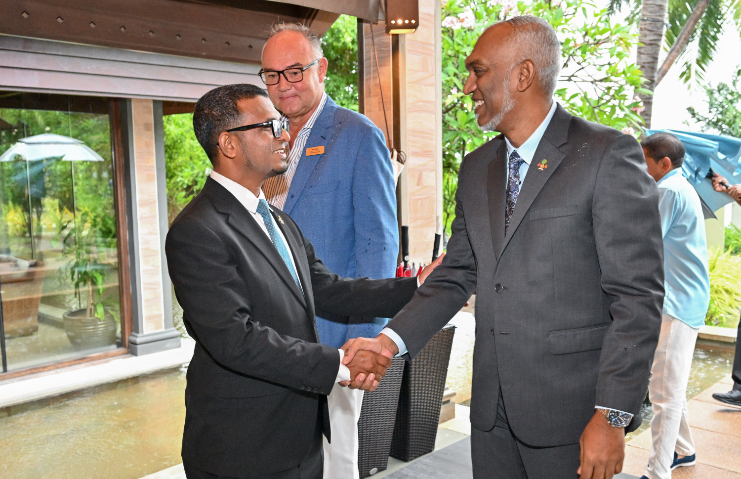 "މޯލްޑިވްސް ސޯޝަލް އިސްލާމިކް ފައިނޭންސް އިނީޝިއޭޓިވް (މިފްސީ)" ގެ ނަމުގައި ފެށި މަޝްރޫއު އިފްތިތާހު ކޮށްދެއްވުމަށް ރައީސް މުއިިއްޒު ކުރުނބާ މޯލްޑިވްސް އަށް ވަޑައިގަތުމުން ގަވަރުނަރު އަހުމަދު މުނައްވަރު މަރުހަބާ ދަންނަވަނީ.--- ފޮޓޯ: ރައީސް އޮފީސް