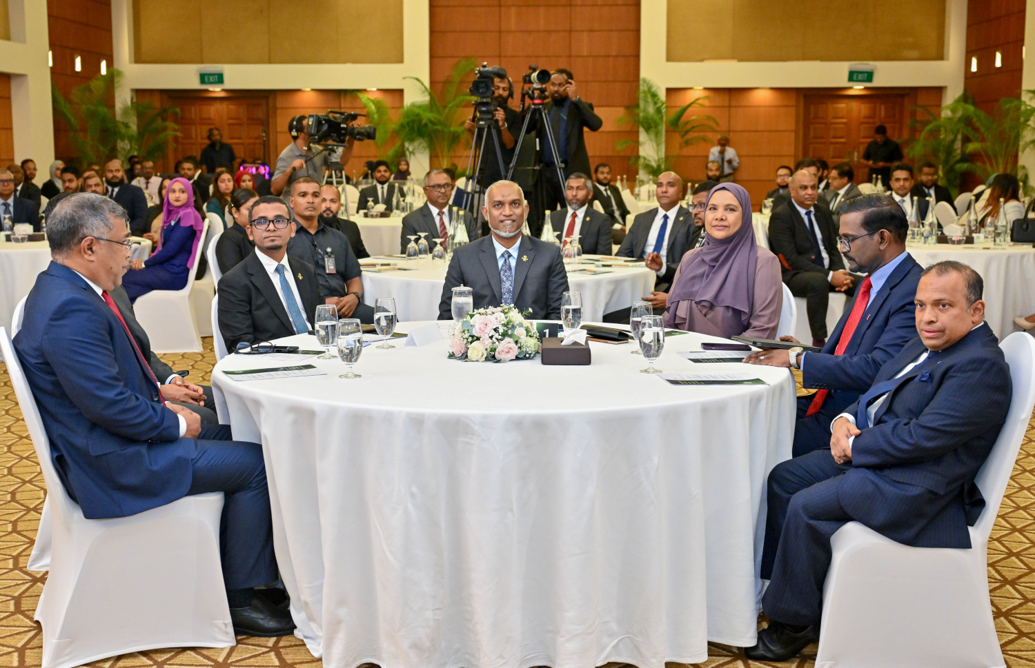 "މޯލްޑިވްސް ސޯޝަލް އިސްލާމިކް ފައިނޭންސް އިނީޝިއޭޓިވް (މިފްސީ)" އިފްތިތާހު ކުރުމަށް ބޭއްވި ރަސްމިއްޔާތު ރައީސް މުއިއްޒު ޝަރަފުވެރި ކޮށްދެއްވަނީ: އަރިހުގައި މަރުކަޒީ ބޭންކުގެ ގަވަރުނަރު މުނައްވަރު އަދި ސަރުކާރުގެ ބައެއް މިނިސްޓަރުންގެ އިތުރުން ބޭންކުތަކުގެ ވެރިން ބައިވެރިވެވަޑައިގަންނަވަނީ.--- ފޮޓޯ: ރައީސް އޮފީސް