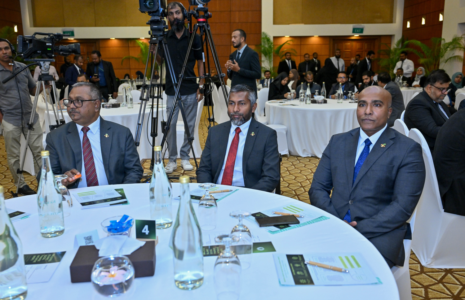 "މޯލްޑިވްސް ސޯޝަލް އިސްލާމިކް ފައިނޭންސް އިނީޝިއޭޓިވް (މިފްސީ)" އިފްތިތާހު ކުރުމަށް ބޭއްވި ރަސްމިއްޔާތުގައި ސަރުކާރުގެ ބައެއް އިސްވެރިން ބައިވެރިވެވަޑައިގަންނަވަނީ.--- ފޮޓޯ: ރައީސް އޮފީސް