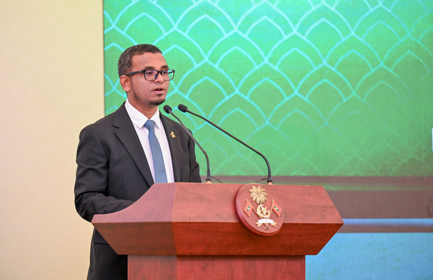 "މޯލްޑިވްސް ސޯޝަލް އިސްލާމިކް ފައިނޭންސް އިނީޝިއޭޓިވް (މިފްސީ)" އިފްތިތާހު ކުރުމަށް ބޭއްވި ރަސްމިއްޔާތުގައި އެމްއެމްއޭގެ ގަވަރުނަރު އަހުމަދު މުނައްވަރު ވާހަކަ ދައްކަވަނީ.--- ފޮޓޯ: ރައީސް އޮފީސް