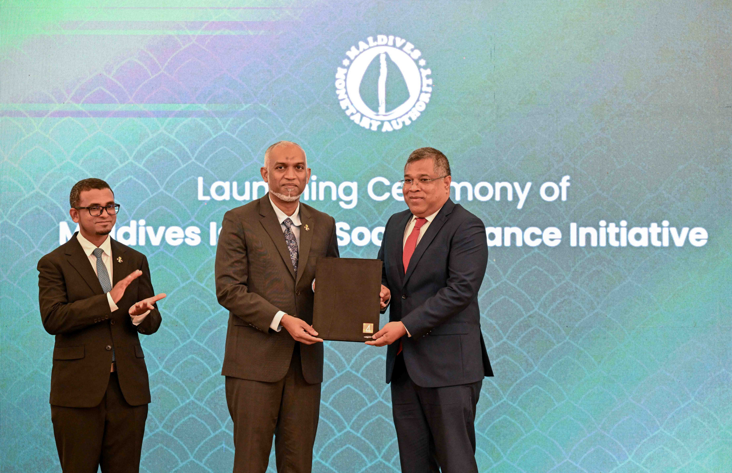 މިފްސީ ގެ ނަމުގައި ފެށި މަޝްރޫއުގައި ބައިވެރިވެފައި ވާތީ އެމްއެމްއޭގެ ފަރާތުން ރައީސް މުއިއްޒު ބީއެމްއެލަށް ހަނދާނީ ފިލާ ދެއްވަނީ.--- ފޮޓޯ: ރައީސް އޮފީސް