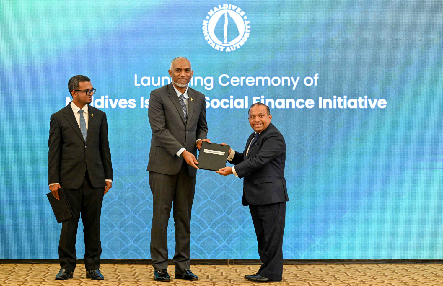 މިފްސީގެ ނަމުގައި ފެށި މަޝްރޫއުގައި ބައިވެރިވެފައި ވާތީ އެމްއެމްއޭގެ ފަރާތުން ރައީސް މުއިއްޒު އެމްއައިބީއަށް ހަނދާނީ ފިލާ ދެއްވަނީ -- ފޮޓޯ: ރައީސް އޮފީސް