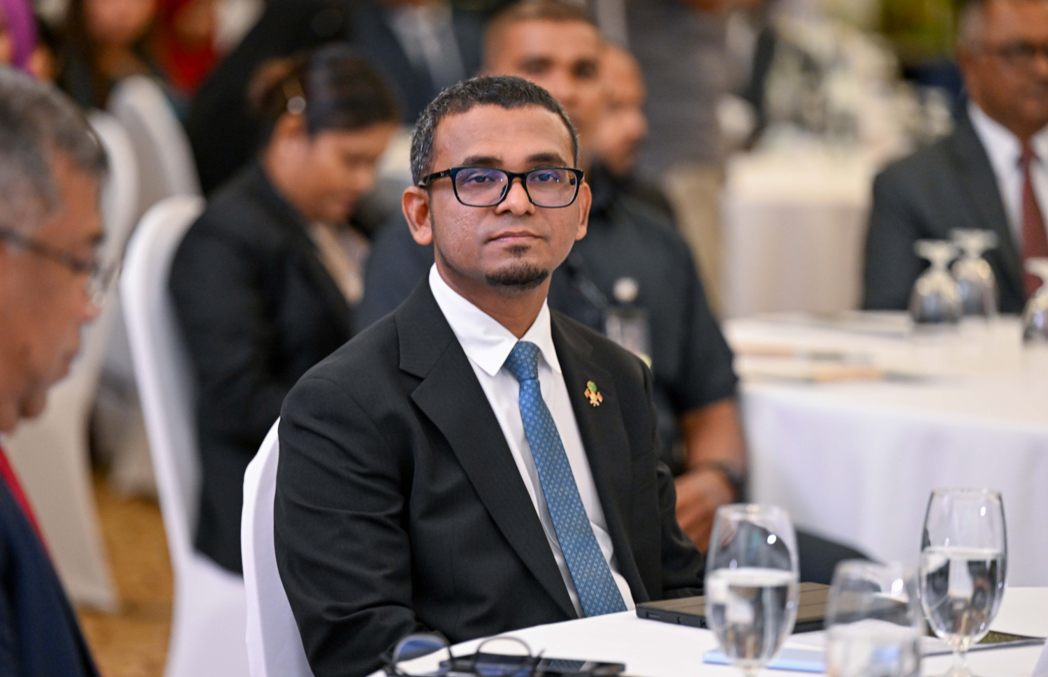 "މޯލްޑިވްސް ސޯޝަލް އިސްލާމިކް ފައިނޭންސް އިނީޝިއޭޓިވް (މިފްސީ)" އިފްތިތާހުކުރުމަށް ބޭއްވި ރަސްމިއްޔާތުގައި އެމްއެމްއޭގެ ގަވަރުނަރު މުނައްވަރު ބައިވެރިވެވަޑައިގަންނަވަނީ.--- ފޮޓޯ: ރައީސް އޮފީސް