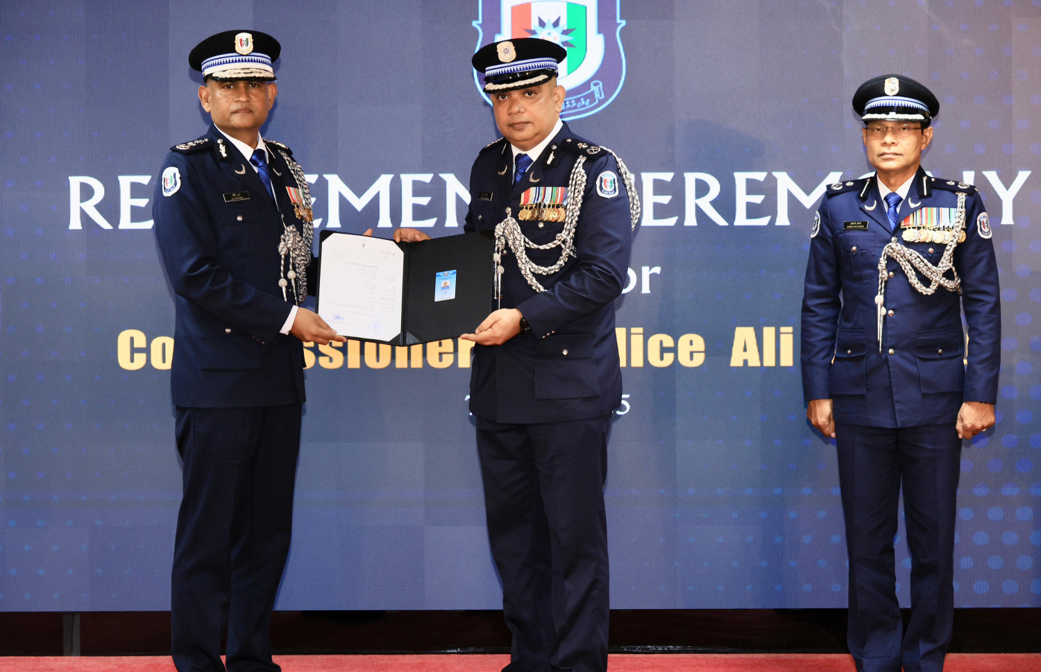 ކުރީގެ ޕޮލިސް ކޮމިޝަނަރު އަލީ ޝުޖާއު ހިދުމަތުން ރިޓަޔާކުރެއްވުމުން ބޭއްވި ރަސްމިއްޔާތު.-- ފޮޓޯ: ޕޮލިސް