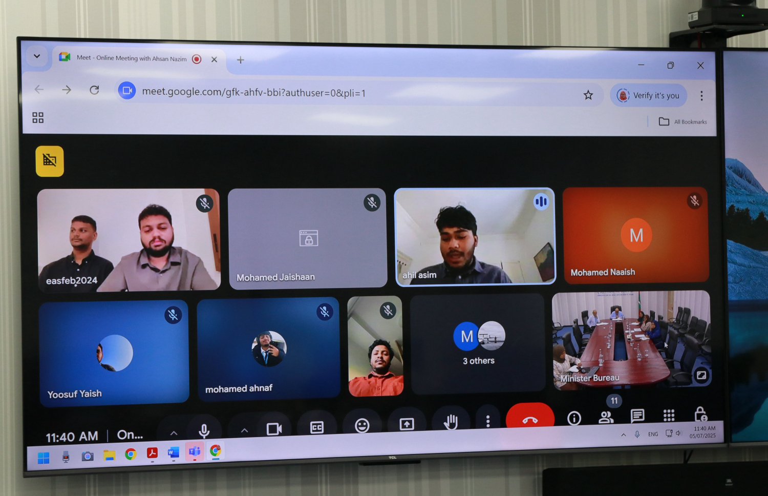 ސްޕެއިންގައި ކިޔަވާ ބައެއް ދަރިވަރުންނާ ހަޔާ އެޑިޔުކޭޝަން މިނިސްޓަރު ޑރ. އަލީ ހައިދަރު، އޮންލައިންކޮށް ބައްދަލު ކުރައްވަނީ.-- ފޮޓޯ: ހަޔާ އެޑިޔުކޭޝަން  މިނިސްޓްރީ