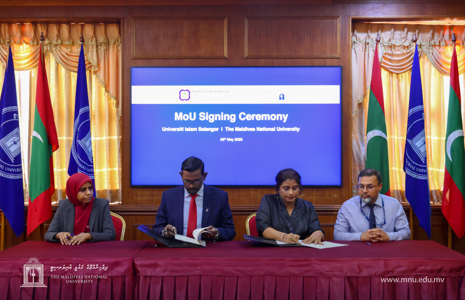 މެލޭޝިޔާގެ ޔުނިވާސިޓީ "ސެލަންގޯ އިސްލާމިކް ޔުނިވާސިޓީ"ގެ ވައިސް ޗާންސެލާ ޑރ. މުހައްމަދު ފަރީދު ރަވީ ބިން އަބްދުﷲ އާއި އެމްއެންޔޫގެ ފަރާތުން ވައިސް ޗާންސެލާ ޑރ.އައިޝަތު ޝެހެނާޒް އާދަމް އެއްބަސްވުމުގައި ސޮއިކުރައްވަނީ. -- ފޮޓޯ: އެމްއެންޔޫ