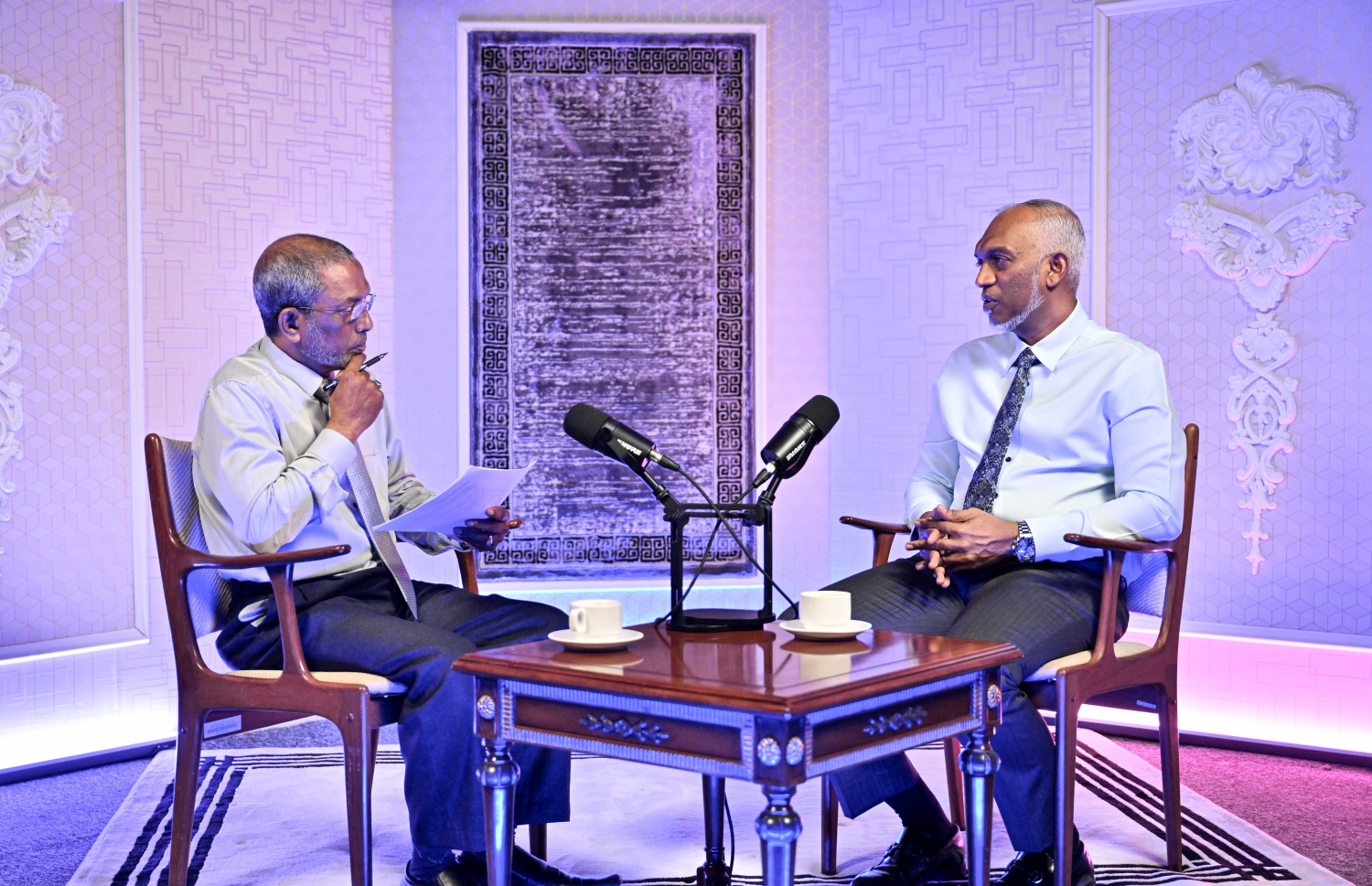 "ރައްޔިތުންނާއެކު" ނަމުގައި ކުރިއަށްގެންދާ ޕޮޑްކާސްޓުގައި ރައީސް ޑރ. މުއިއްޒު އަދި ޕްރޮގްރާމް ހޮސްޓު ކުރައްވާ ޝަކީބު ބައިވެރިވެވަޑައިގަންނަވަނީ.-- ފޮޓޯ: ރައީސް އޮފީސް