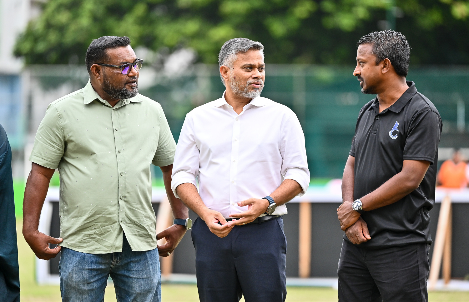 ބަންޑާރަ ކަޕް ފެށުމަށް ބޭއްވި ކުޑަ ހަފްލާގައި ޕީޖީ އައްބާސް ޝަރީފް، އެޓާނީ ޖެނެރަލް އަހުމަދު އުޝާމް އަދި ހައި ކޯޓްގެ އިސް ފަނޑިޔާރު މުހައްމަދު ފައިސަލް ބައިވެރިވެ ވަޑައިގަންނަވަނީ -- ފޮޓޯ: ފަޔާޒު މޫސާ | މިހާރު