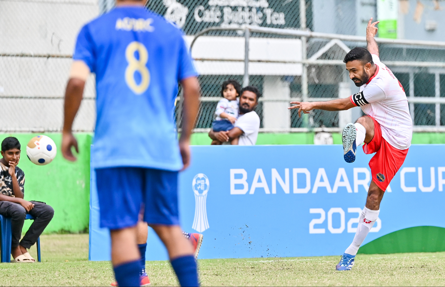 ބަންޑާރަ ކަޕްގެ މެޗެއް ކުރިއަށް ދަނީ. މި އަހަރު މުބާރާތުގައި 24 ޓީމް ބައިވެރިވޭ -- ފޮޓޯ: ފަޔާޒު މޫސާ | މިހާރު