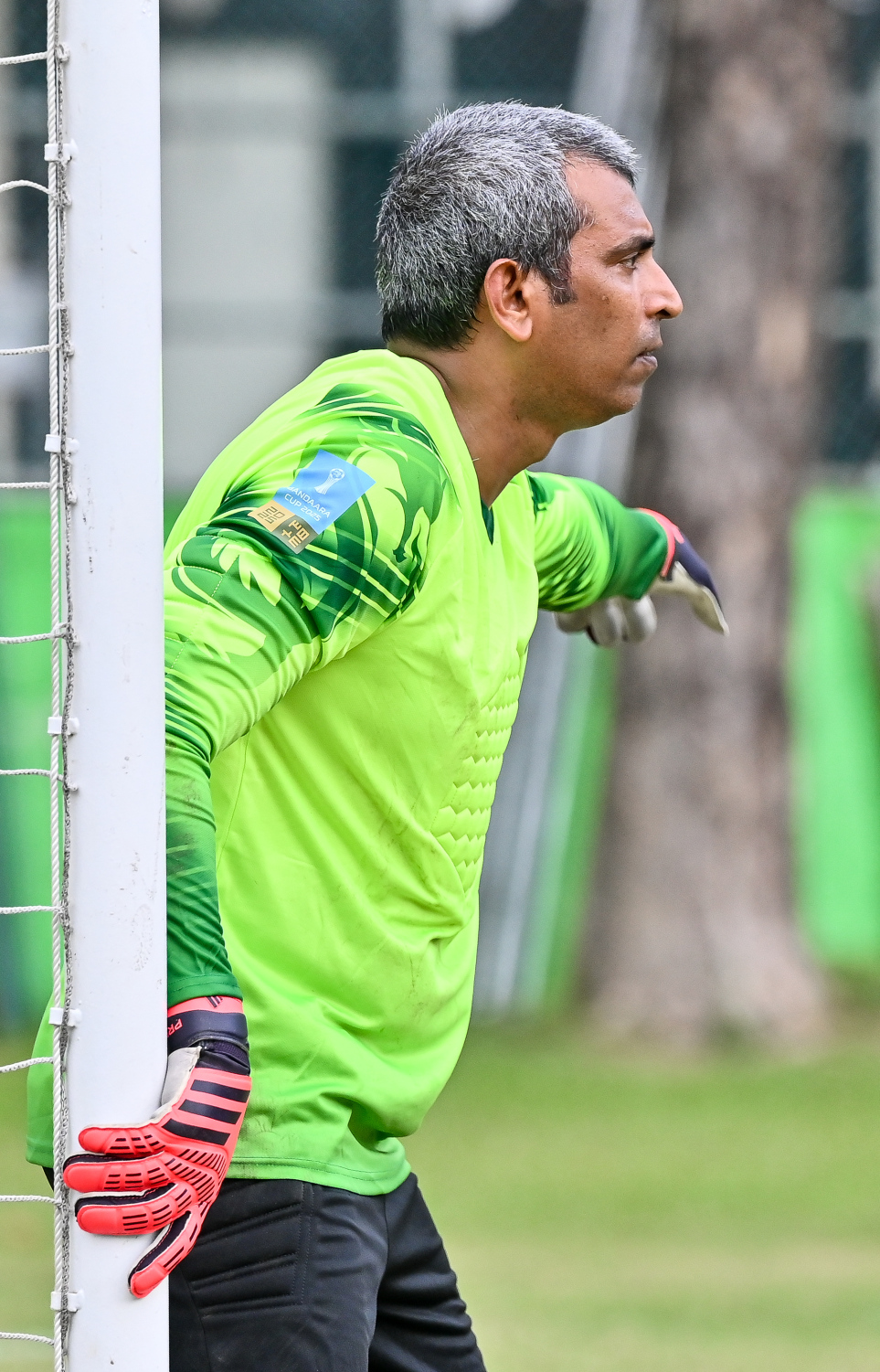 ބަންޑާރަ ކަޕްގަައި އޮޑިޓާ ޖެނެރަލް އޮފީހުގެ ޓީމް ގޯލް ކީޕަރުކަން އޮޑިޓާ ޖެނެރަލް ހުސެއިން ނިޔާޒީ ބަލަހައްޓަވަނީ -- ފޮޓޯ: ފަޔާޒު މޫސާ | މިހާރު