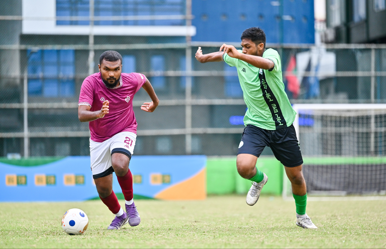 ބަންޑާރަ ކަޕްގަައި ސިވިލް ކޯޓްގެ ސީވީސީ ޓީމާއި ޕީޖީގެ ޓީމް ބައްދަލުކުރި މެޗު ކުރިއަށް ދަނީ -- ފޮޓޯ: ފަޔާޒު މޫސާ | މިހާރު