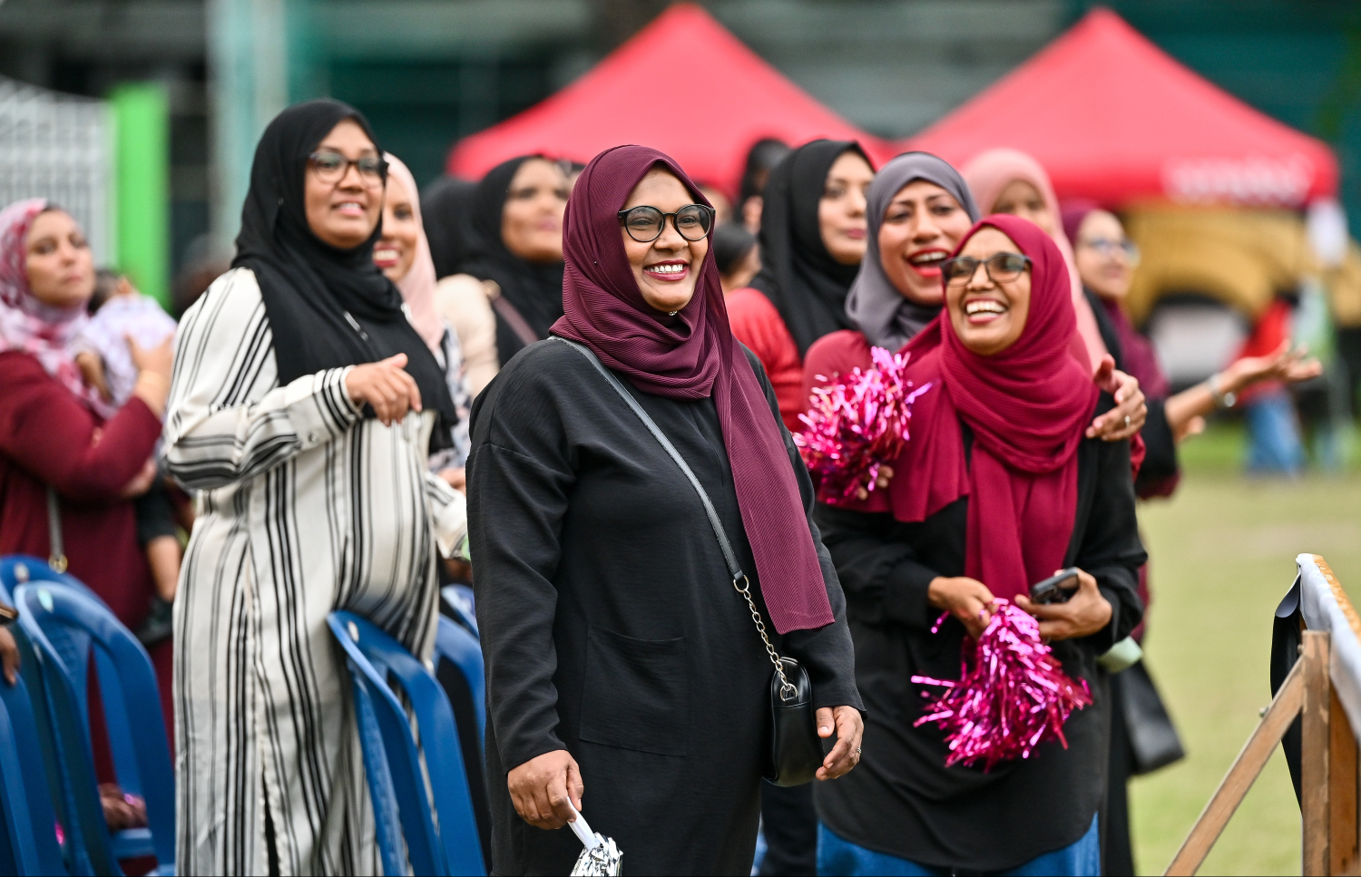 ބަންޑާރަ ކަޕްގަައި ސިވިލް ކޯޓްގެ ސީވީސީ ޓީމާއި ޕީޖީގެ ޓީމް ބައްދަލުކުރި މެޗުގައި ޕީޖީ ޓީމަށް އެ އޮފީހުން މުވައްޒަފުން ސަޕޯޓް ކުރަނީ -- ފޮޓޯ: ފަޔާޒު މޫސާ | މިހާރު