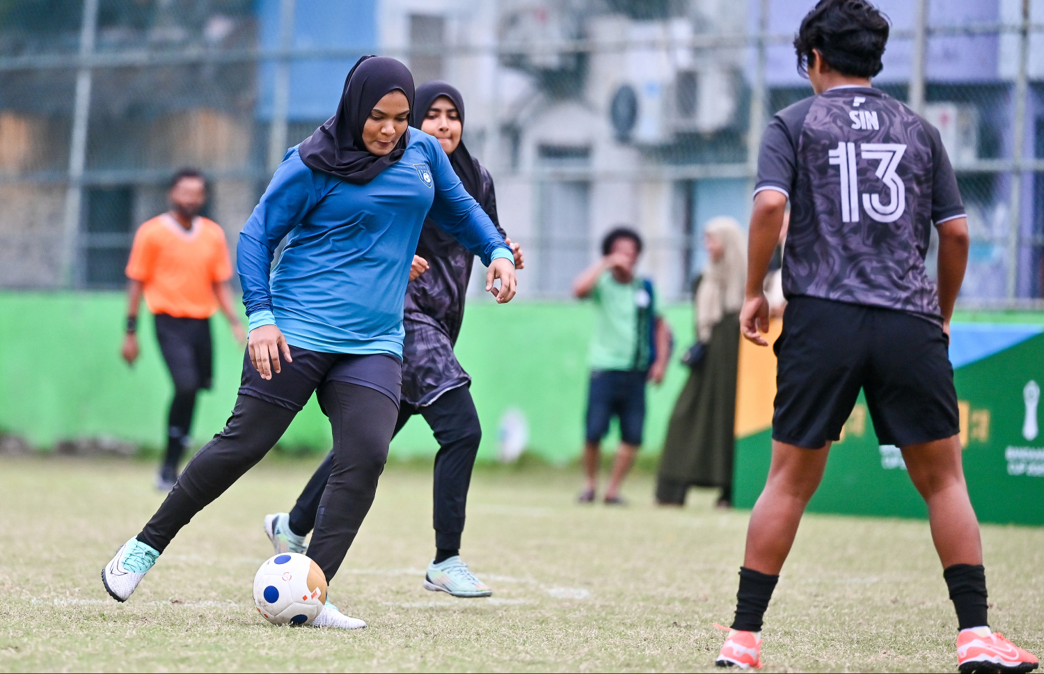 ބަންޑާރަ ކަޕްގައި އަންހެން ޑިވިޝަންގެ މެޗެއް ކުރިއަށް ދަނީ. މި އަހަރު މުބާރާތުގައި އަންހެން ޑިވިޝަންގައި 11 ޓީމް ވަނީ ބައިވެރިވެފައި -- ފޮޓޯ: ފަޔާޒު މޫސާ | މިހާރު