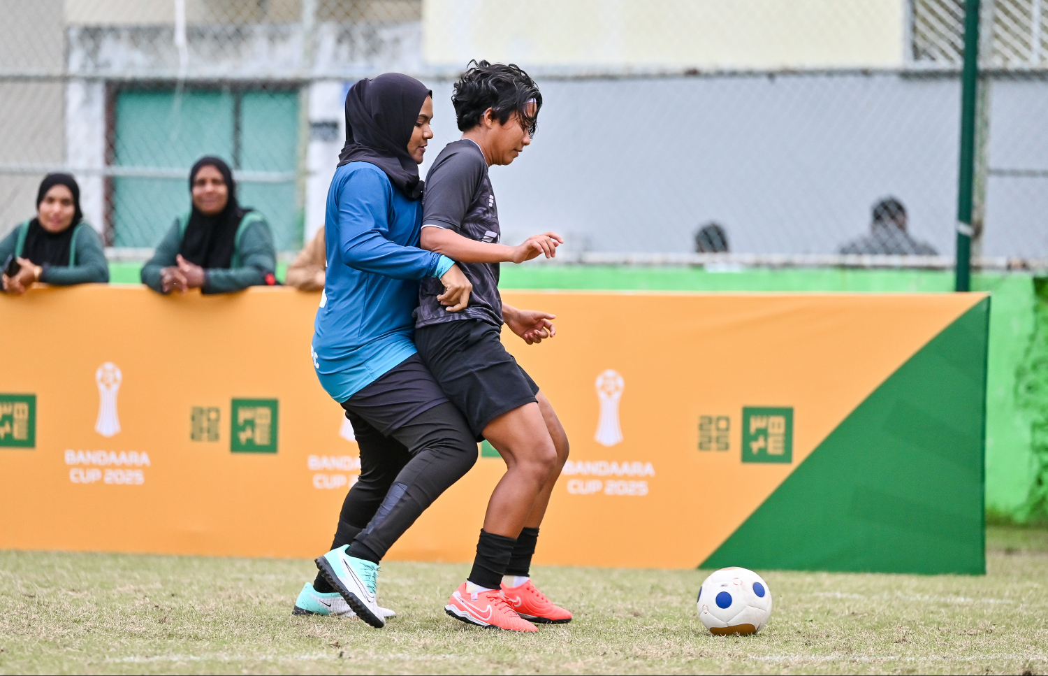 ބަންޑާރަ ކަޕްގައި އަންހެން ޑިވިޝަންގެ މެޗެއް ކުރިއަށް ދަނީ. މި އަހަރު މުބާރާތުގައި 24 ޓީމް ބައިވެރިވޭ -- ފޮޓޯ: ފަޔާޒު މޫސާ | މިހާރު