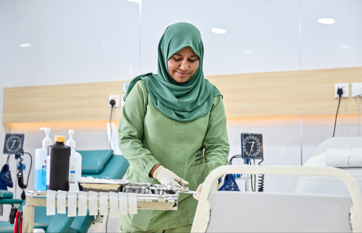 ހުޅުމާލެ 1 ގެ "އޮރެންޖު ހިޔާ" އަށް ބަދަލުކުރި ތެލެސީމިއާ ސެންޓަރުގައި މަސައްކަތް ކުރާ ނަރުހަކު  ކުއްޖަކަށް ލޭ ގުޅުމަށް ތައްޔާރުވަނީ. -- ފޮޓޯ: ފަޔާޒު މޫސާ | މިހާރު