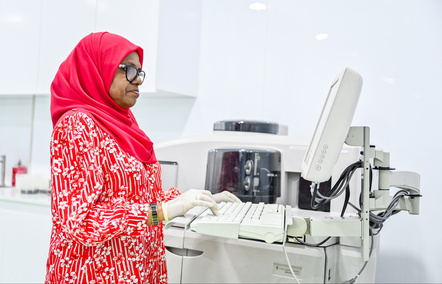 ތެލެސީމިއާ ސެންޓަރުގައި މަސައްކަތްކުރާ ލެބް ޓެކްނީޝަނަކު ލެބޯޓަރީގައި މަސައްކަތްކުރަނީ -- ފޮޓޯ: ފަޔާޒު މޫސާ | މިހާރު