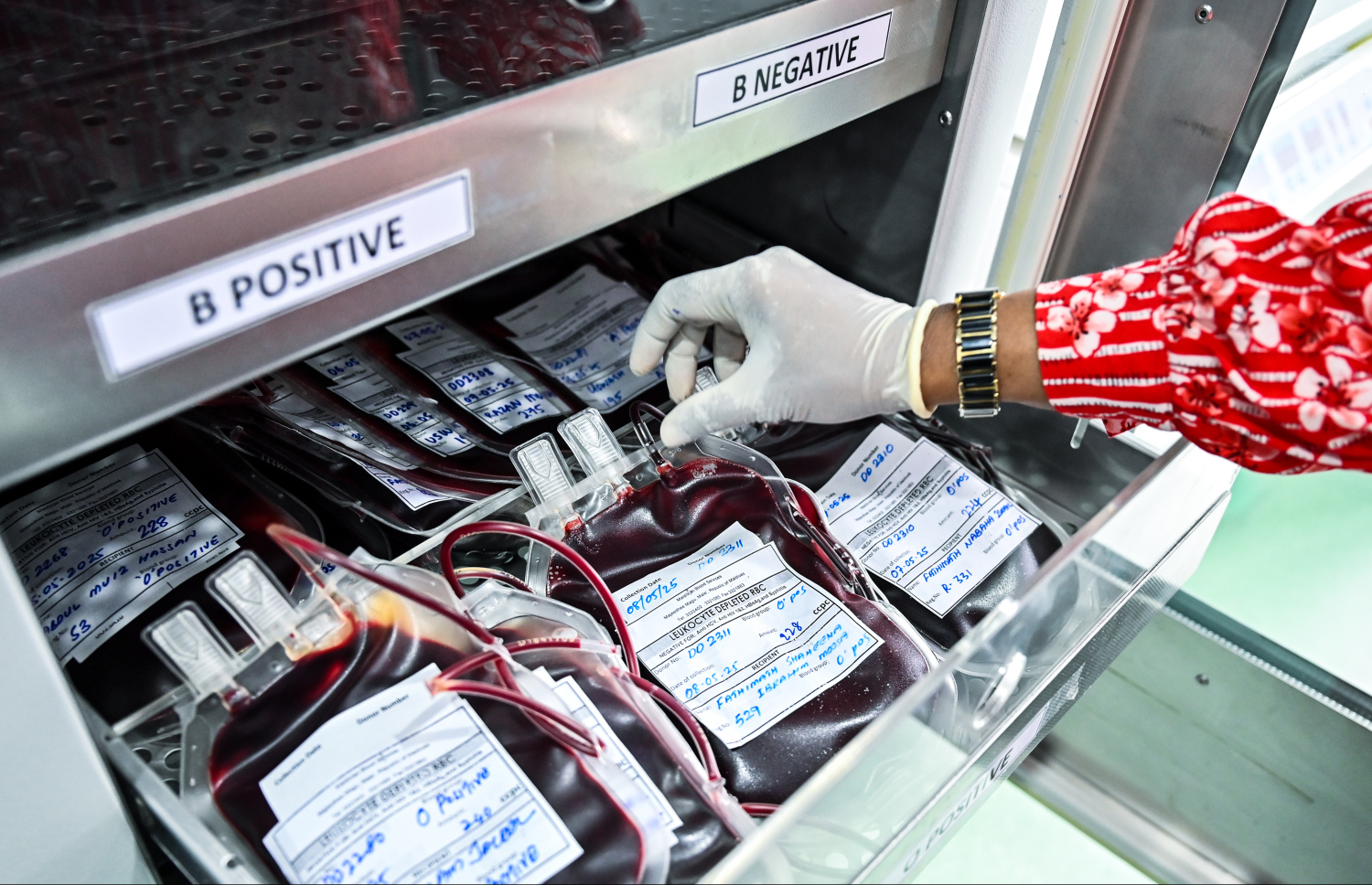 ހުޅުމާލެ 1 ގެ "އޮރެންޖު ހިޔާ" އަށް ބަދަލުކުރި ތެލެސީމިއާ ސެންޓަރަށް ސިފައިންގެ ފަރާތުން ހަދިޔާކުރި ލޭގެ ޕެކެޓްތައް ސްޓޯކުރަނީ. -- ފޮޓޯ: ފަޔާޒު މޫސާ \ މިހާރު