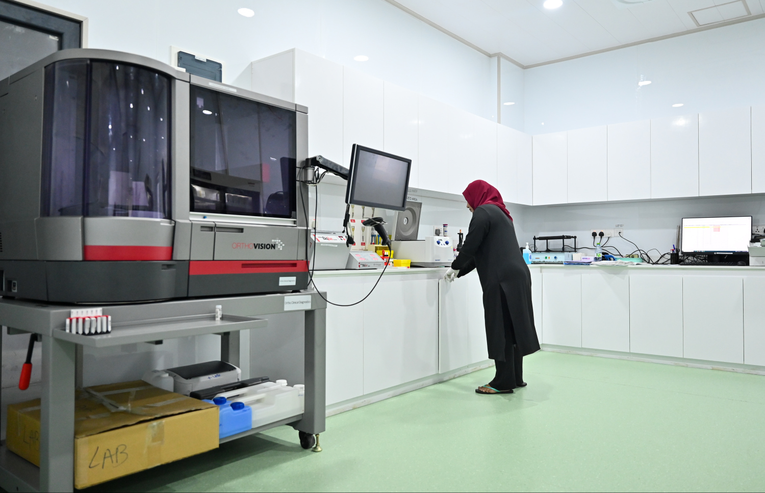 ތެލެސީމިއާ ސެންޓަރުގައި މަސައްކަތްކުރާ ލެބް ޓެކްނީޝަނަކު ލެބޯޓަރީގައި މަސައްކަތްކުރަނީ -- ފޮޓޯ: ފަޔާޒު މޫސާ | މިހާރު