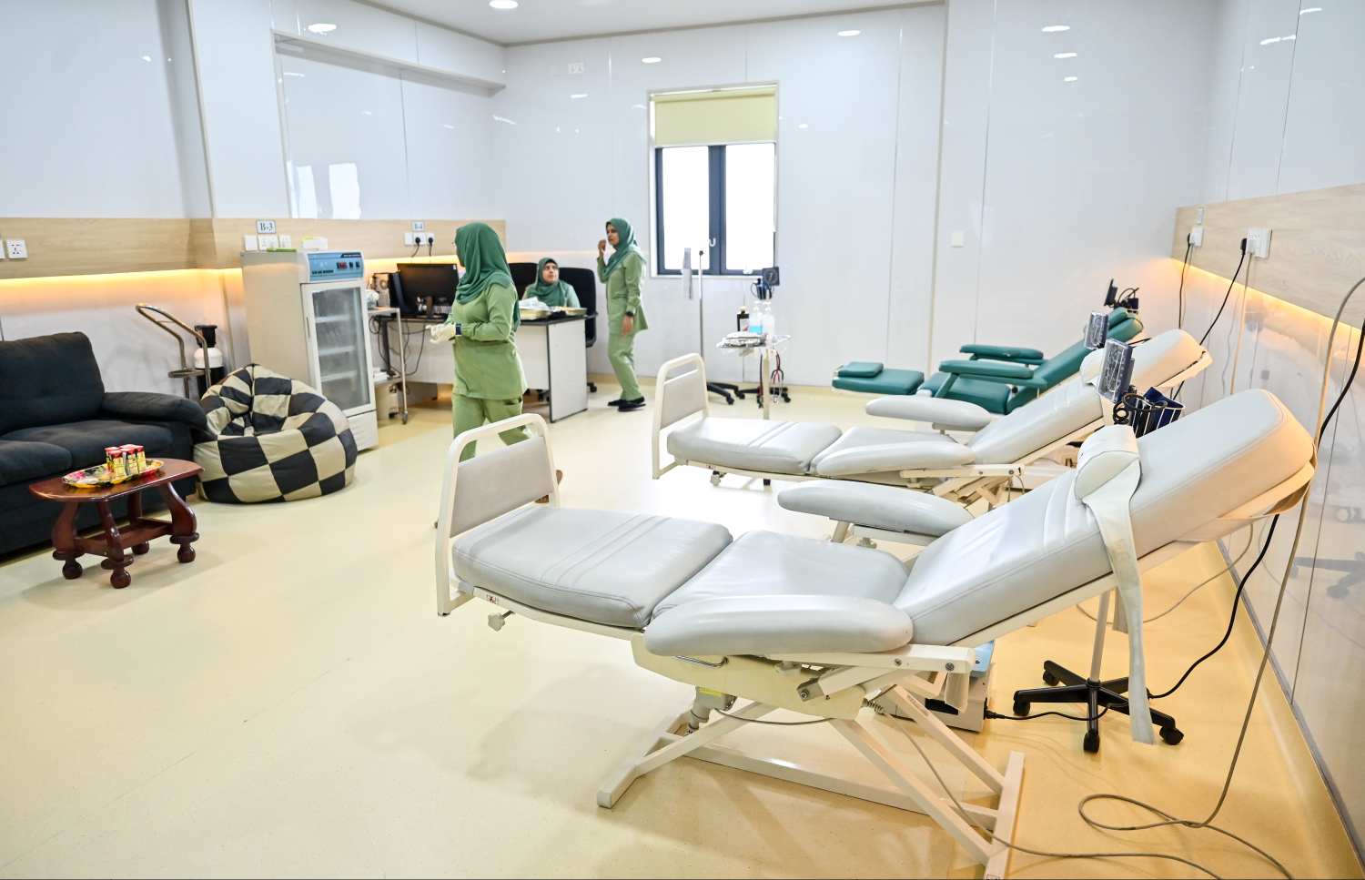 ހުޅުމާލެ 1 ގެ "އޮރެންޖު ހިޔާ" އަށް ބަދަލުކުރި ތެލެސީމިއާ ސެންޓަރުގައި ލޭ ހަދިޔާކުރާ މީހުންގެ ގައިން ލޭ ނެގުމަށް ހާއްސަ ވޯޑުގައި ނަރުހުން ހަރަކާތްތެރިވަނީ. -- ފޮޓޯ: ފަޔާޒު މޫސާ | މިހާރު