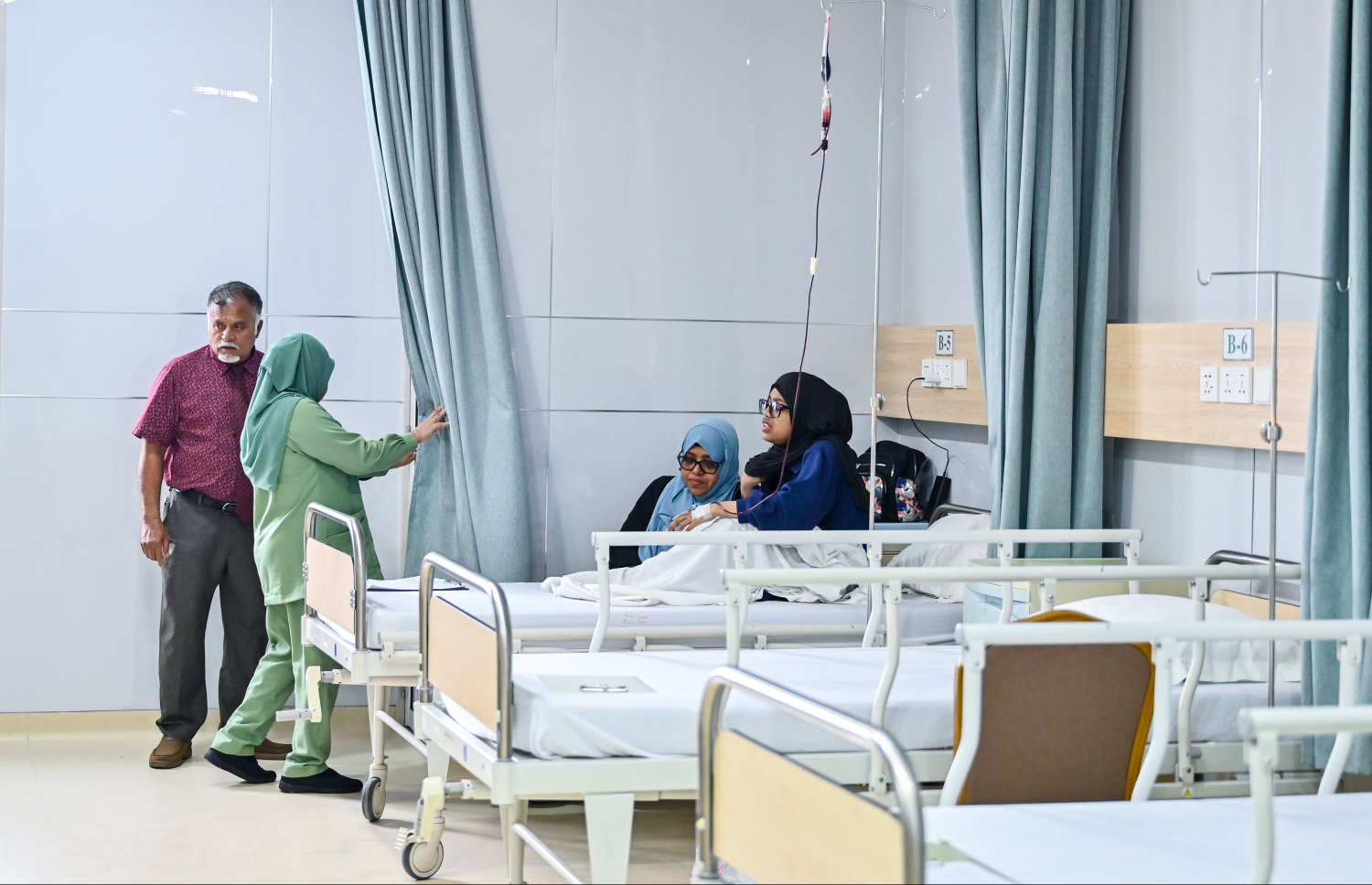 ހުޅުމާލެ 1 ގެ "އޮރެންޖު ހިޔާ" އަށް ބަދަލުކުރި ތެލެސީމިއާ ސެންޓަރުގައި އަންހެނުނަށް ހާއްސަ ވޯޑުގައި އަންހެން ކުއްޖަކު ލޭ އަޅަނީ. -- ފޮޓޯ: ފަޔާޒު މޫސާ | މިހާރު