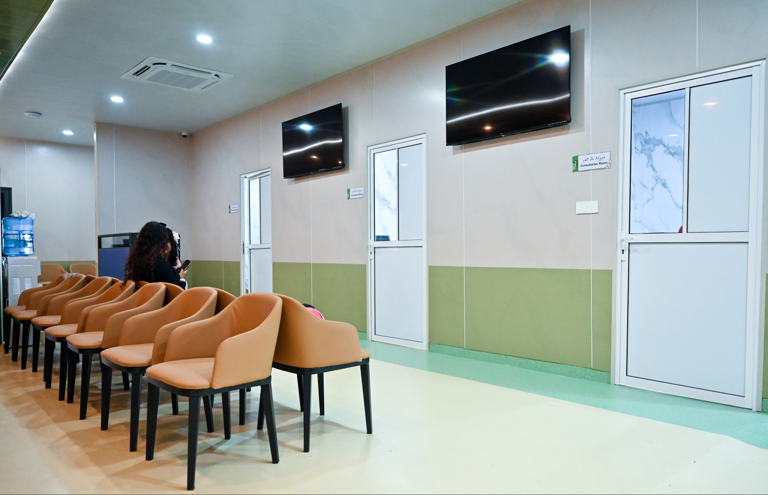 އަލަށް ބޭނުންކުރަން ފެށި ތެލެސީމިއާ ސެންޓަރުގެ މީހުން މަޑުކޮށްލައިގެން ތިބެން ހާއްސަކޮށްފައިވާ ސަރަހައްދު. -- ފޮޓޯ: ފަޔާޒު މޫސާ | މިހާރު