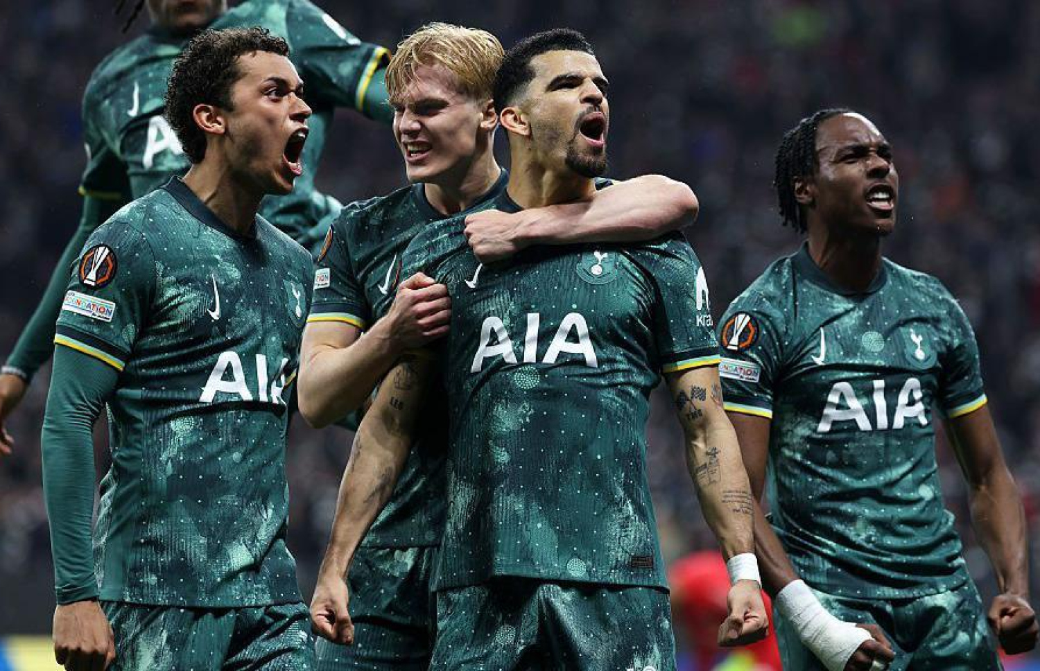 ޓޮޓެންހަމުން ފުރަތަމަ ގޯލު ޖެހުމަށް ފަހު އުފާފާޅު ކުރަނީ. -- ފޮޓޯ: ގެޓީ