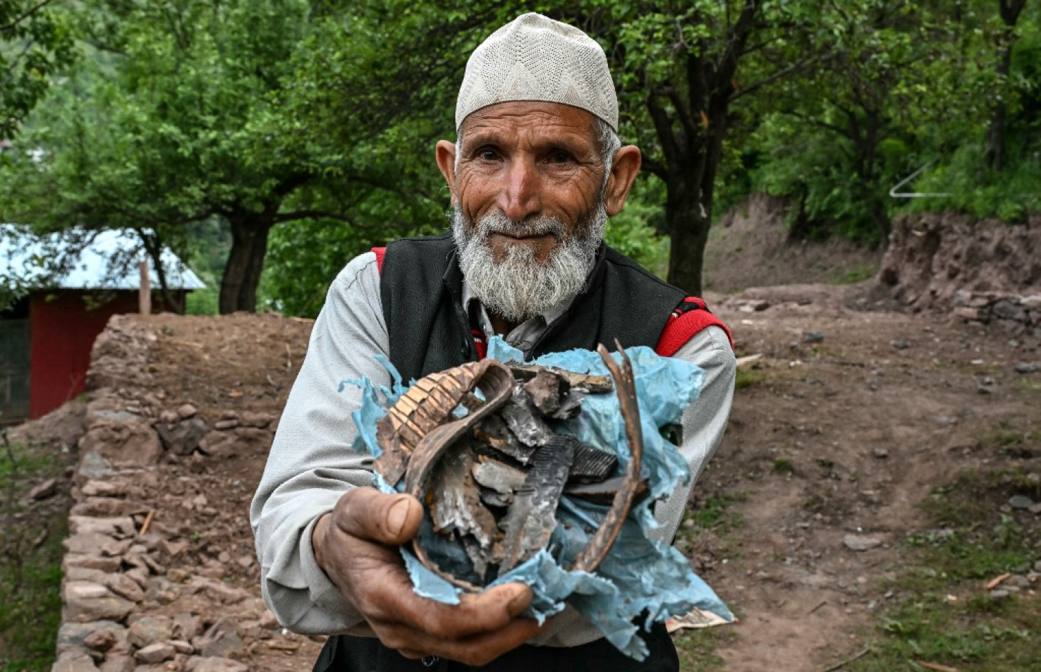 ކަޝްމީރަށް މީހެއް ކަމަށްވާ މުހައްމަދު ނަޒީރު ޚާން، ސްރީނަގަރާ ގާތްގަނޑަކަށް 125 ކިލޯމީޓަރު ދުރުގައި އޮންނަ ކަލްގީ ވިލެޖްގައި ހުންނަ އޭނާގެ ގެ ކައިރީއަށް ވެއްޓުނު މޯޓަރު ބަޑީގެ އުންޑައެއްގެ ބައިތަކެއް އިއްޔެ ދައްކާލަނީ: އިންޑިއާއިން ބުނާ ގޮތުގައި ބޯޑަރު ހުރަސްކޮށް ޕާކިސްތާނުން ކަޝްމީރު ތެރެއަށް ދޭ މިފަދަ ހަމަލާތަކުގައި އާންމުންގެ އެތައް ބަޔަކު ވަނީ މަރުވެފައި. -- ފޮޓޯ: އޭއެފްޕީ