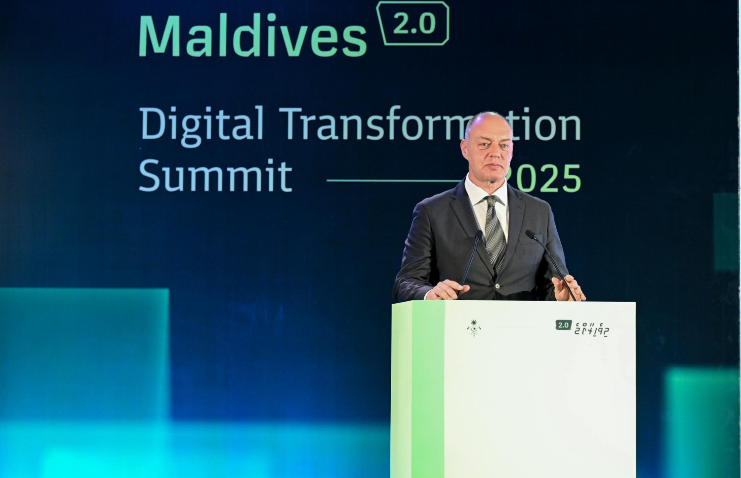 މޯލްޑިވްސް 2.0 ލޯންޗުކުރުމުގެ ރަސްމިއްޔާތުގައި އެސްޓޯނިއާގެ ޑިޖިޓަލް ކައުންސިލްގެ މެމްބަރު ވާހަކަ ދައްކަވަނީ.