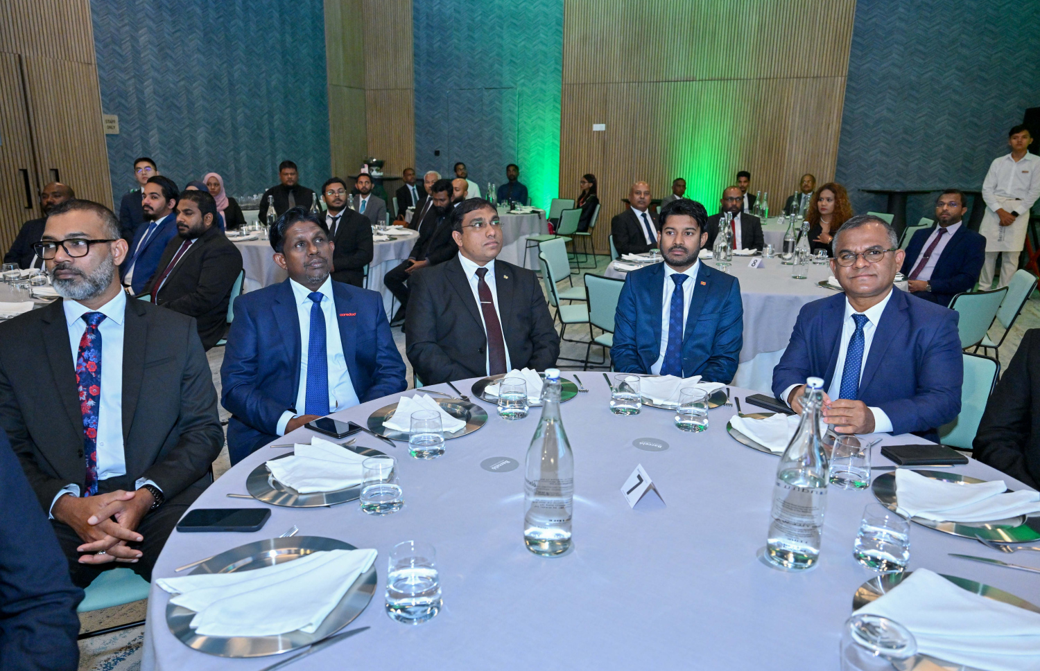 "ރާއްޖެ 2.0" އިފުތިތާހު ކުރުމާއި "މޯލްޑިވްސް ޑިޖިޓަލް ޓްރާންސްފޯމޭޝަން ސަމިޓު" ހުޅުވުމުގެ ރަސްމިއްޔާތުގައި ބައިވެރިވެވަޑައިގެންނެވި ބައެއް ބޭފުޅުން---ފޮޓޯ: ރައީސް އޮފީސް