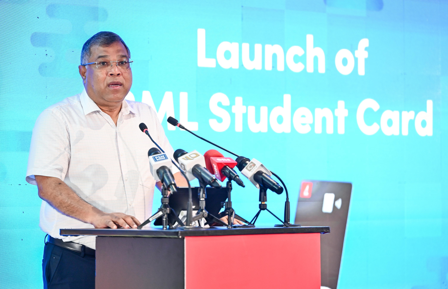 ބީއެމްއެލްގެ ސީއީއޯ ޝަރީފު ވާހަކަދައްކަވަނީ. އޭނާ ވިދާޅުވީ، ސްޓޫޑެންޓް ކާޑު ތައާރަފްކުރީ ކުދިން، މާލީ މުއާމަލާތްތަކަށް އަހުލުވެރި ކުރުމަށް ކަމަށް -- ފޮޓޯ: ފަޔާޒް މޫސާ / މިހާރު