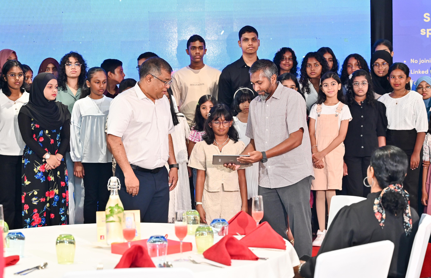 ސްޓޫޑެންޓް ކާޑު ތައާރަފްކުރަނީ. އެ ކާޑު ބޭނުން ކުރެވޭނީ 7-17 އަހަރުގެ ކުދިންނަށް  -- ފޮޓޯ: ފަޔާޒް މޫސާ / މިހާރު