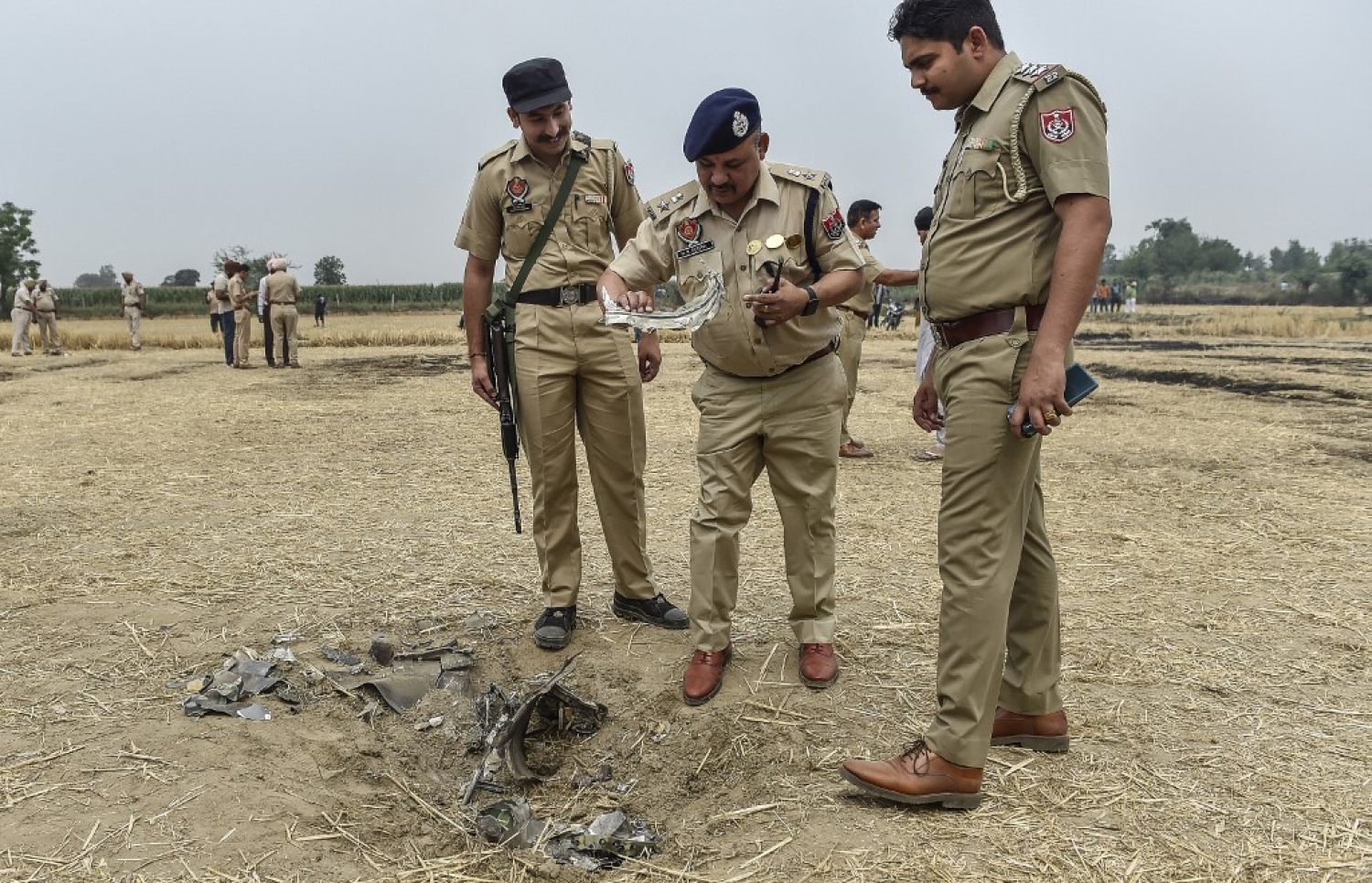 އިންޑިއާގެ ޖަލަންދަރަށް ވެއްޓިފައިވާ ގޮވާއެއްޗެއްގެ ބައިތައް ކައިރީ އިންޑިއާ ފުލުހުން. -- ފޮޓޯ: އޭއެފްޕީ