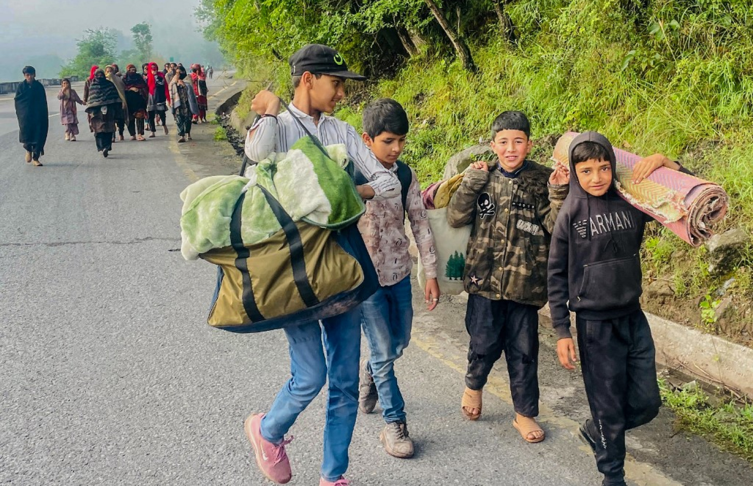 ކަޝްމީރުގެ ޕާކިސްތާން ފަޅީގައި ހަމަލާތައް ވަރުގަދަ ބޯޑަރު ކައިރީ އުޅޭ ބަޔަކު މިއަދު ރައްކާތެރިކަން ހޯދަން ގެދޮރު ދޫކޮށް ދަނީ. -- ފޮޓޯ: އޭއެފްޕީ