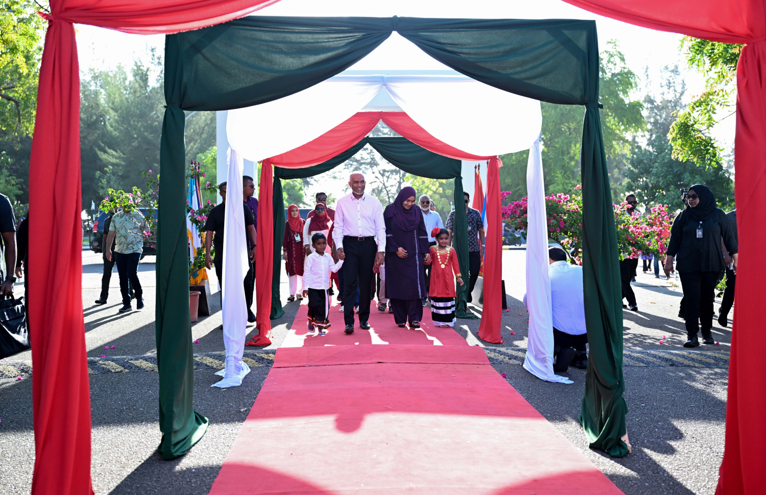 އެޑިއުކޭޝަން މިނިސްޓްރީން އިސް ނަގައިގެން ޤައުމީ ފެންވަރުގައި ކުޑަކުދިންގެ ދުވަސް ފާހަގަކުރުމަށް ހުޅުމާލޭގައި ކުރިއަށް ގެންދިޔަ ހަރަކާތްތައް ބައްލަވާލެއްވުމަށް ރައީސް ޑރ. މުހައްމަދު މުއިއްޒާއި ފަސްޓްލޭޑީ ސާޖިދާ މުހައްމަދު ސެންޓްރަލް ޕާކަށް ވަޑައިގަންނަވަނީ -- ފޮޓޯ: ރައީސް އޮފީސް