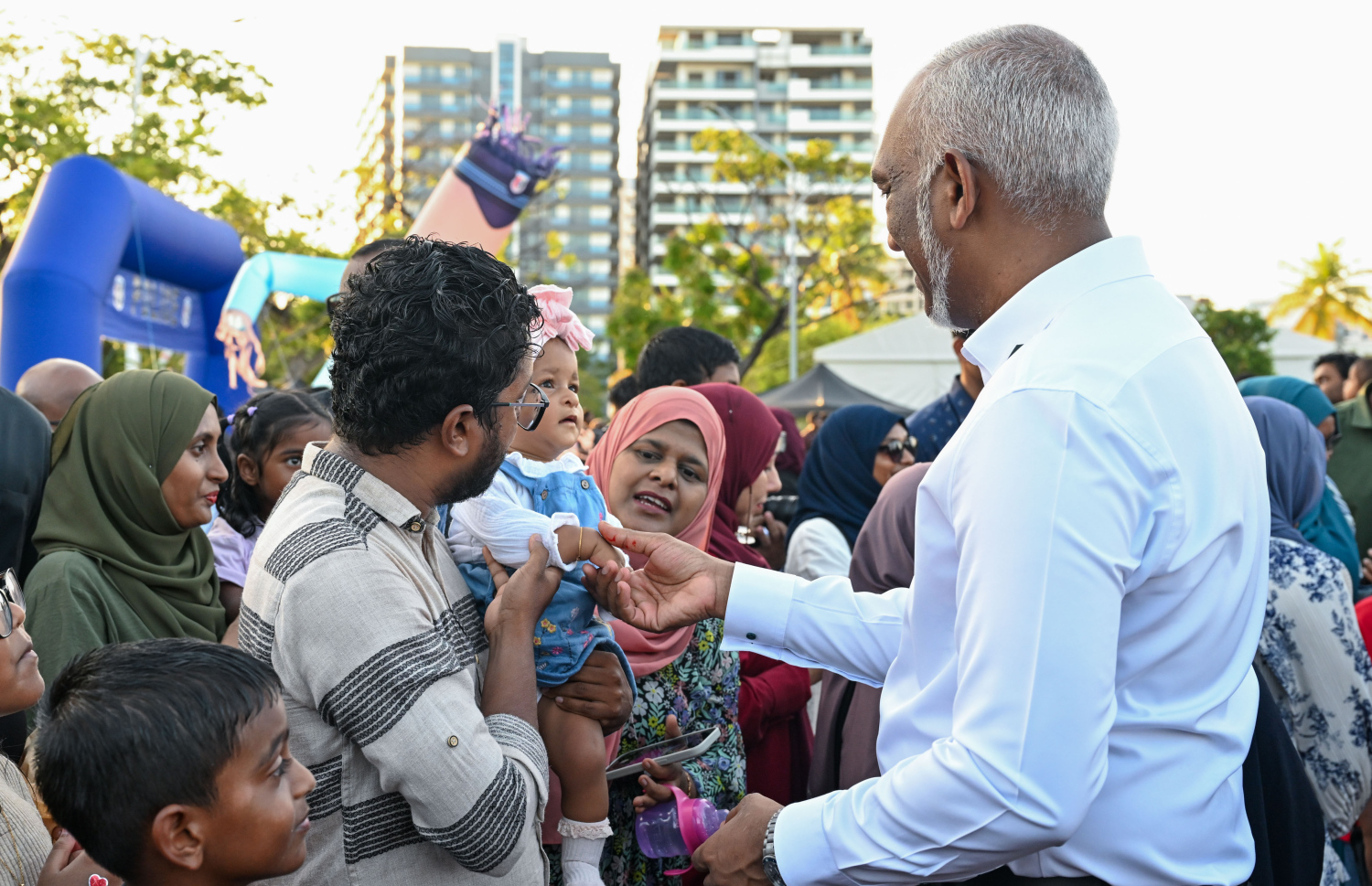 ކުޑަކުދިންގެ ދުވަސް ފާހަގަކުރަން ސެންޓްރަލް ޕާކްގައި ބޭއްވި ހަވީރު ބައްލަވާލެއްވުމަށް ރައީސް މުއިއްޒު ވަޑައިގެން ކުދިންނާ ސަލާން ކުރައްވަނީ --- ފޮޓޯ: ރައީސް އޮފީސް