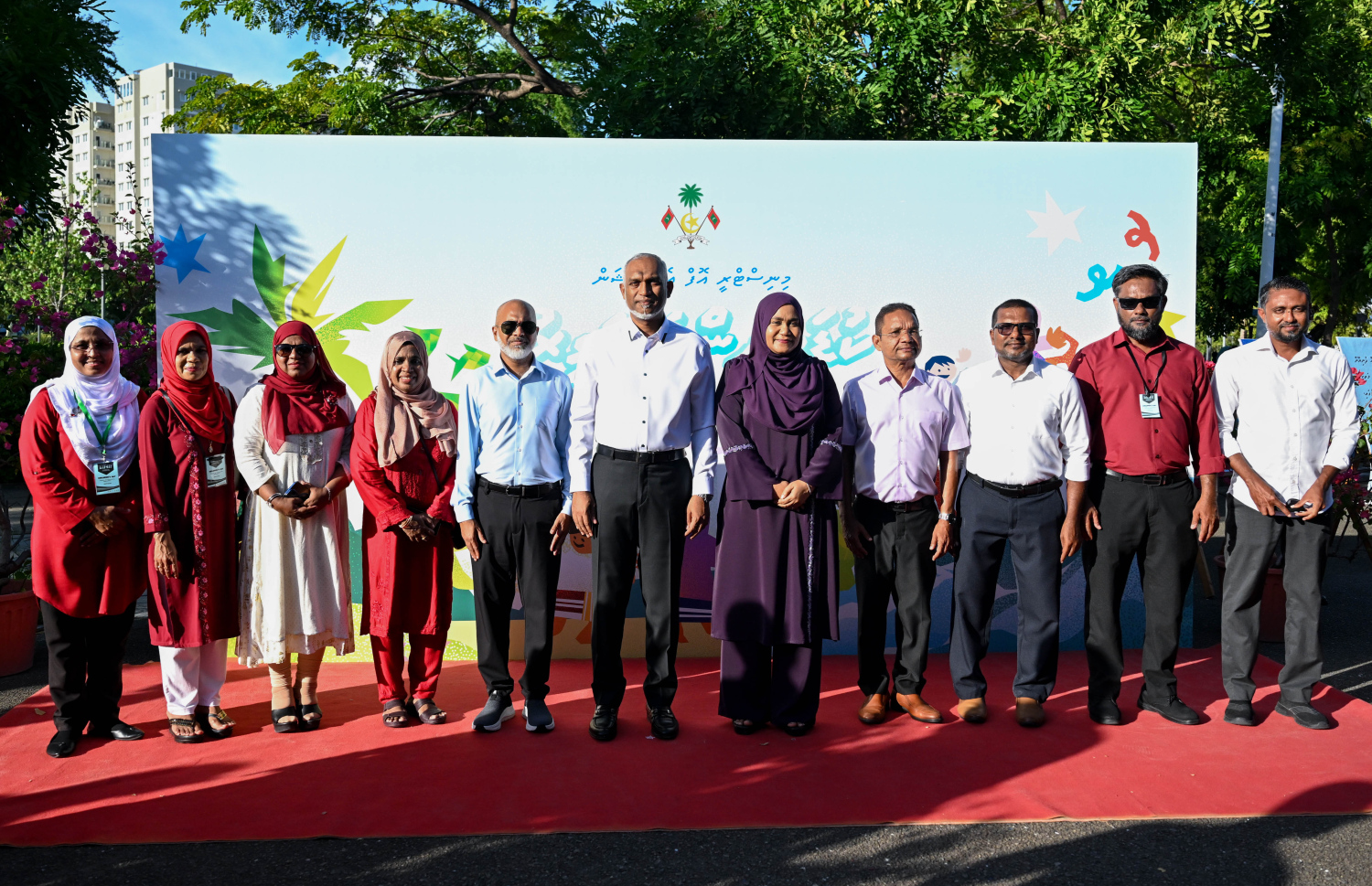 އެޑިއުކޭޝަން މިނިސްޓްރީން އިސް ނަގައިގެން ޤައުމީ ފެންވަރުގައި ކުޑަކުދިންގެ ދުވަސް ފާހަގަކުރުމަށް ހުޅުމާލޭގައި ކުރިއަށް ގެންދިޔަ ހަރަކާތްތައް ބައްލަވާލެއްވުމަށް ރައީސް ޑރ މުހައްމަދު މުއިއްޒާއި ފަސްޓްލޭޑީ ސާޖިދާ މުހައްމަދު ސެންޓްރަލް ޕާކަށް ވަޑައިގެން، ހުޅުމާލޭ ހިންގާ ބައެއް ސުކޫލްތަކުގެ ޕްރިންސިޕަލުންނާއެކު ފޮޓޯއެއް ނަންގަވަނީ -- ފޮޓޯ: ރައީސް އޮފީސް