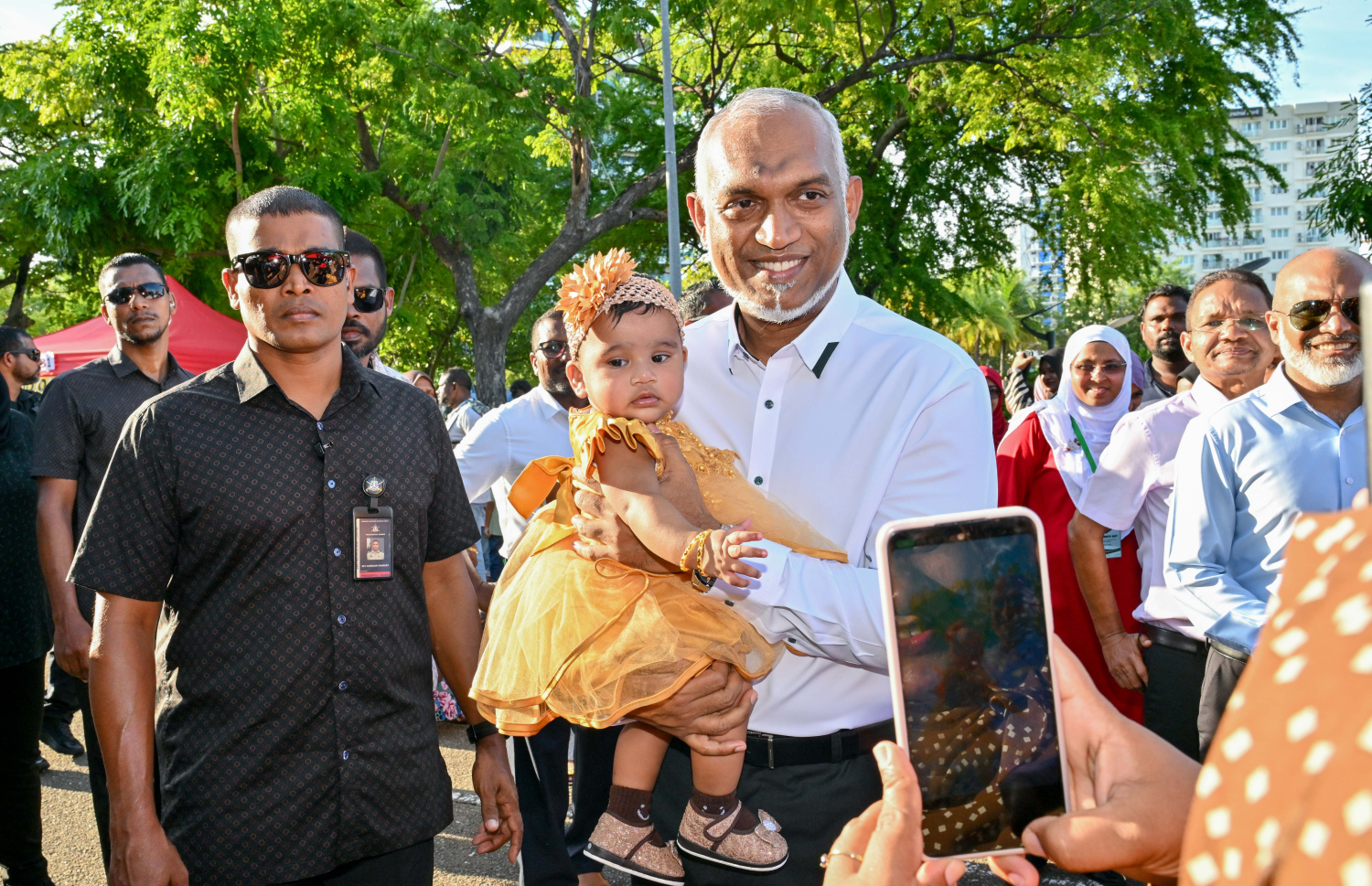 ކުޑަކުދިންގެ ދުވަސް ފާހަގަކުރަން ސެންޓްރަލް ޕާކްގައި ބޭއްވި ހަވީރު ބައްލަވާލެއްވުމަށް ރައީސް މުއިއްޒު ވަޑައިގެން ކުޑަކުއްޖަކާއެކު ފޮޓޯއެއް ނަންގަވަނީ- ފޮޓޯ: ރައީސް އޮފީސް