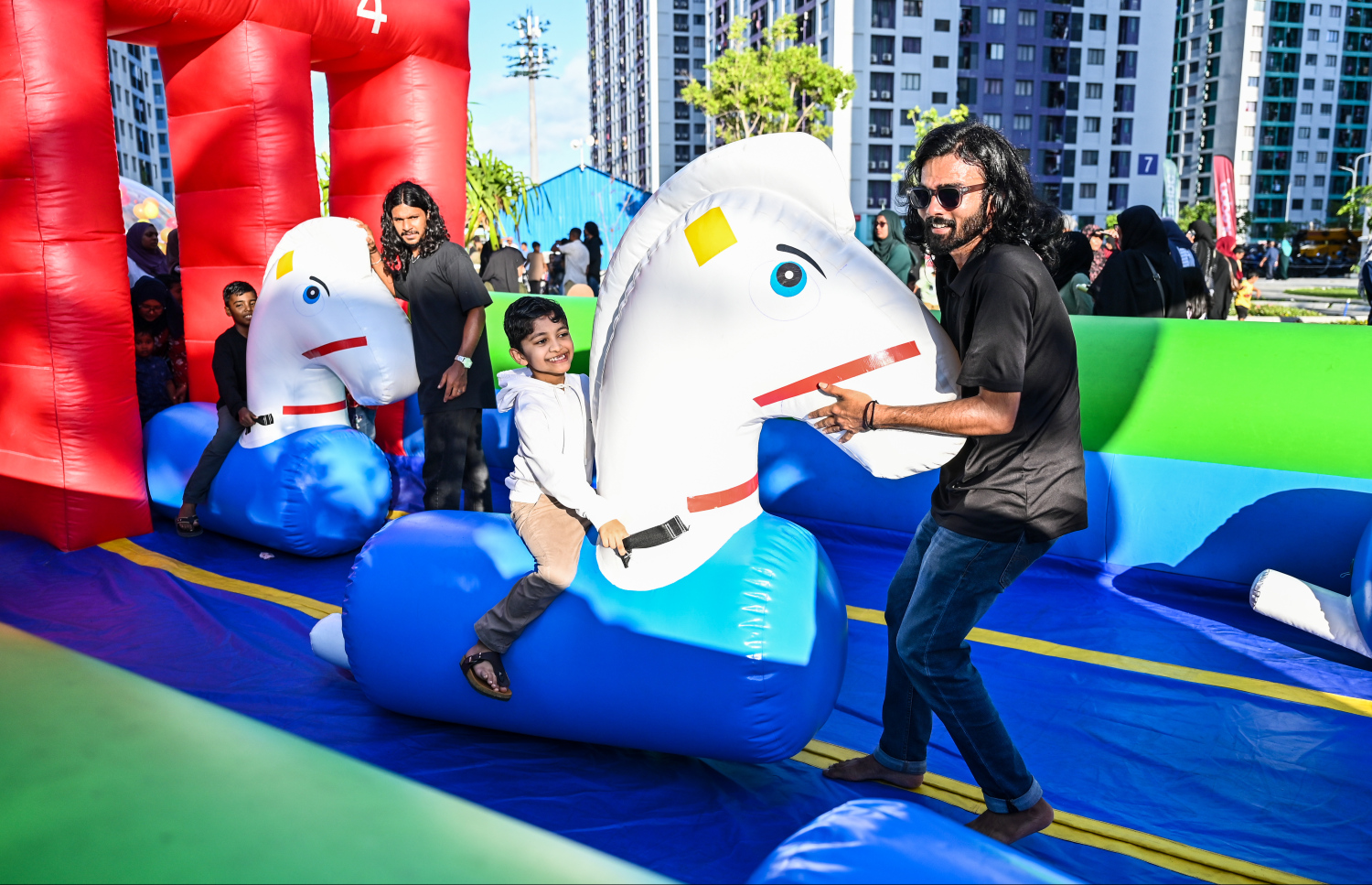 ކުޑަކުދިންގެ ދުވަސް ފާހަގަކުރަން އެޗްޑީސީގެ ފަރާތުން ހިޔާ ޕާކްގައި ބޭއްވި ހަވީރުގައި ކުޑަކުދިން ބައިވެރިވަނީ - ފޮޓޯ: ފަޔާޒު މޫސާ | މިހާރު