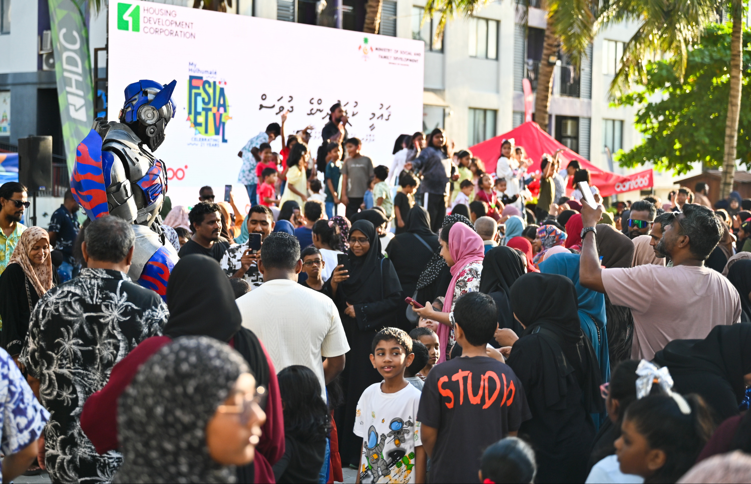 ކުޑަކުދިންގެ ދުވަސް ފާހަގަކުރަން އެޗްޑީސީގެ ފަރާތުން ހިޔާ ޕާކްގައި ބޭއްވި ހަވީރުގައި ކުޑަކުދިން ބައިވެރިވަނީ - ފޮޓޯ: ފަޔާޒު މޫސާ | މިހާރު