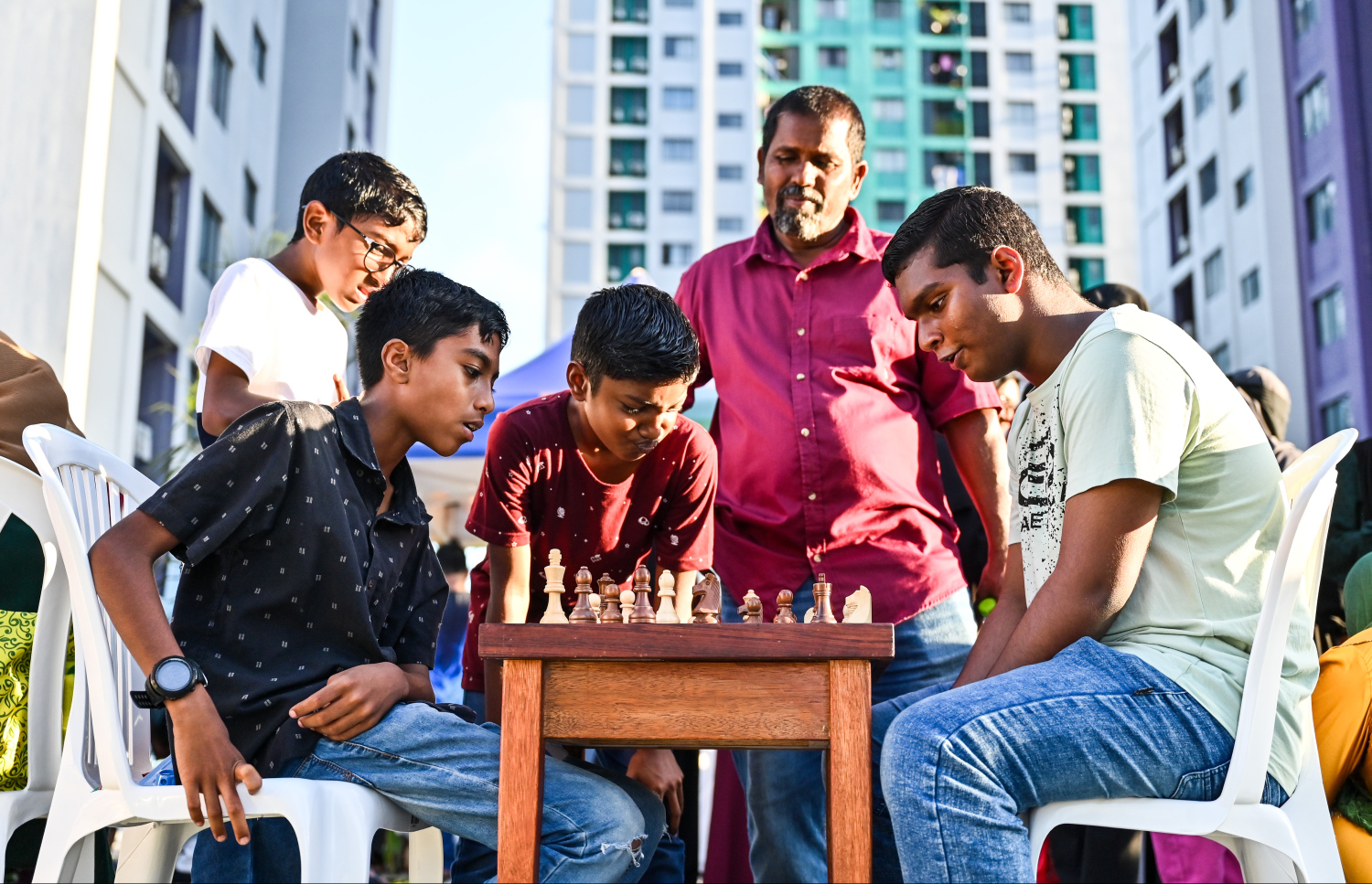 ކުޑަކުދިންގެ ދުވަސް ފާހަގަކުރަން އެޗްޑީސީގެ ފަރާތުން ހިޔާ ޕާކްގައި ބޭއްވި ހަރަކާތުގައި ހުރި ސްޓޯލެއްގައި ކުދިންތަކެއް ރާޒުވާ ކުޅެނީ - ފޮޓޯ: ފަޔާޒު މޫސާ | މިހާރު